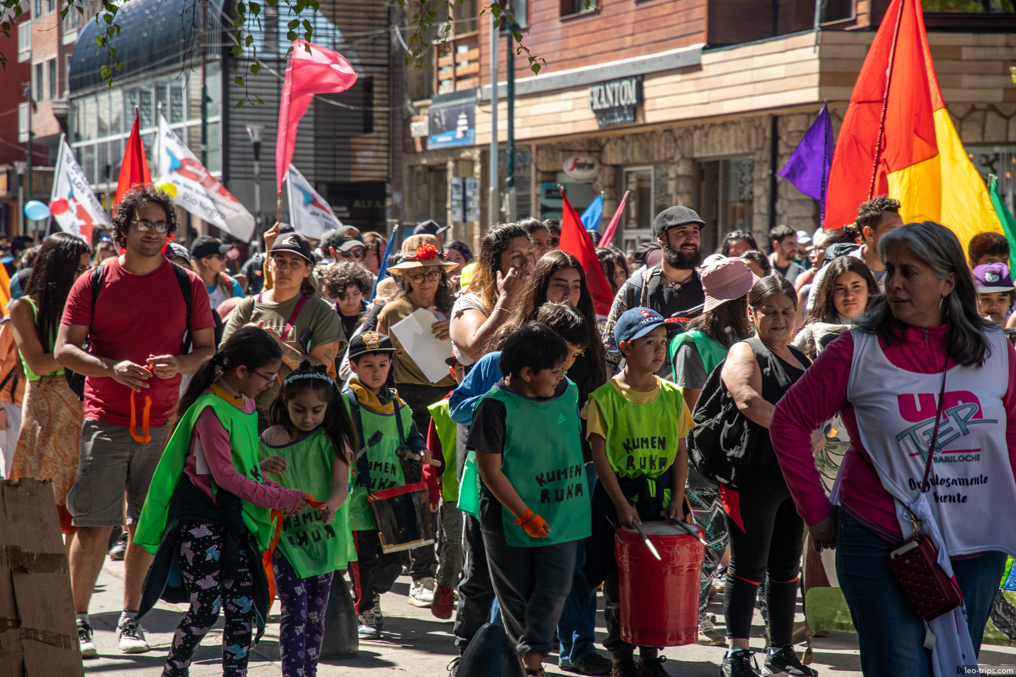 street parade flags children drums san carlos de bariloche