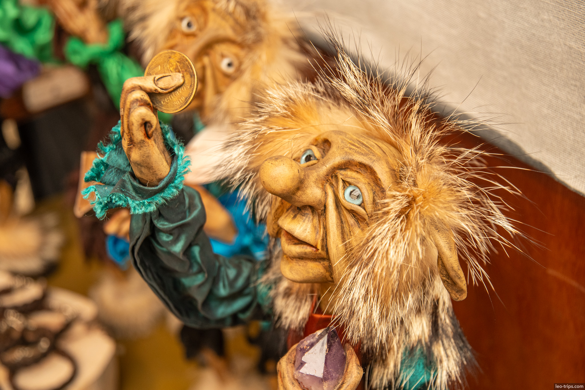 wooden troll figure holding coin san carlos de bariloche