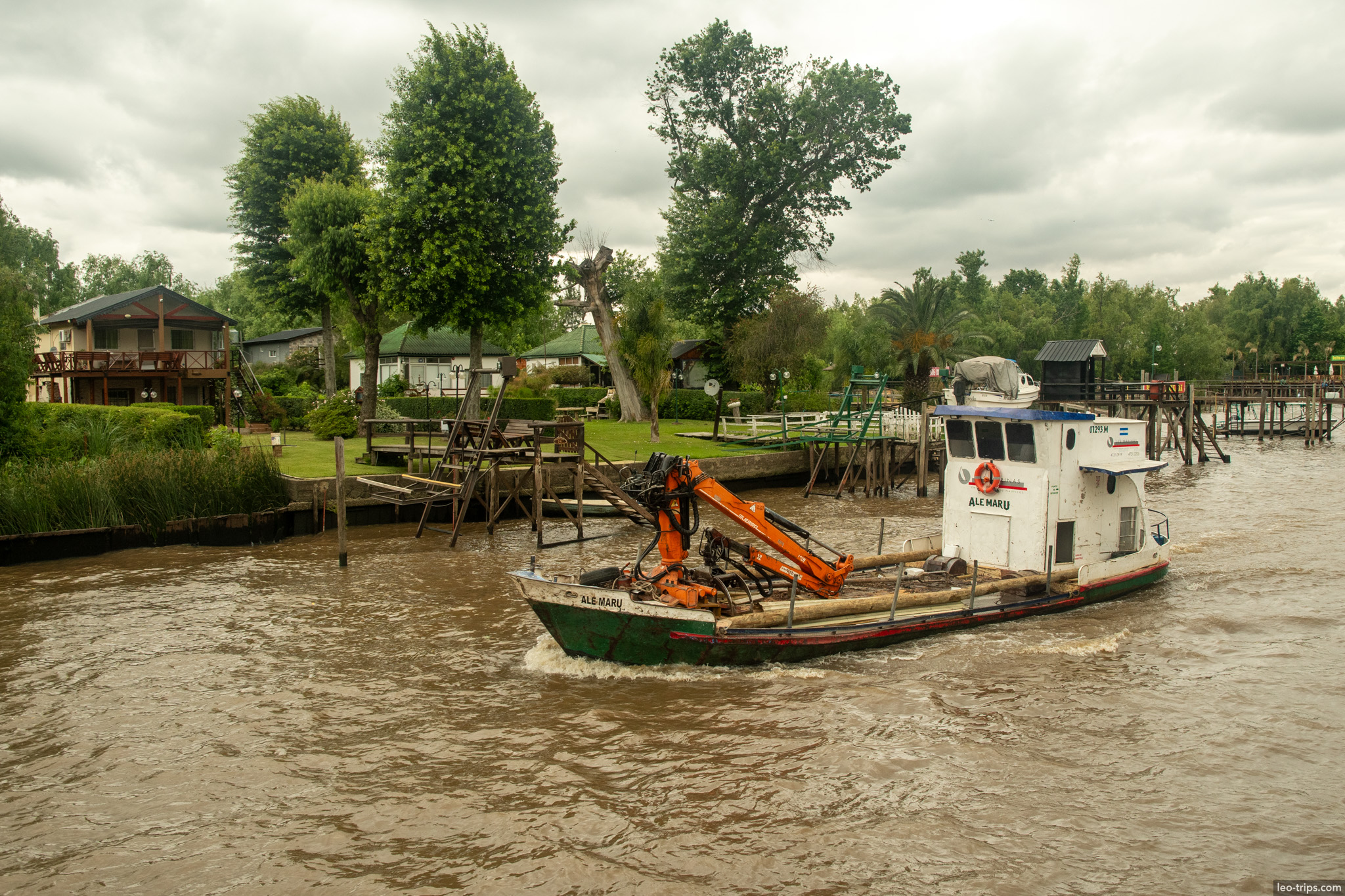 cargo boat ale maru delta houses tigre