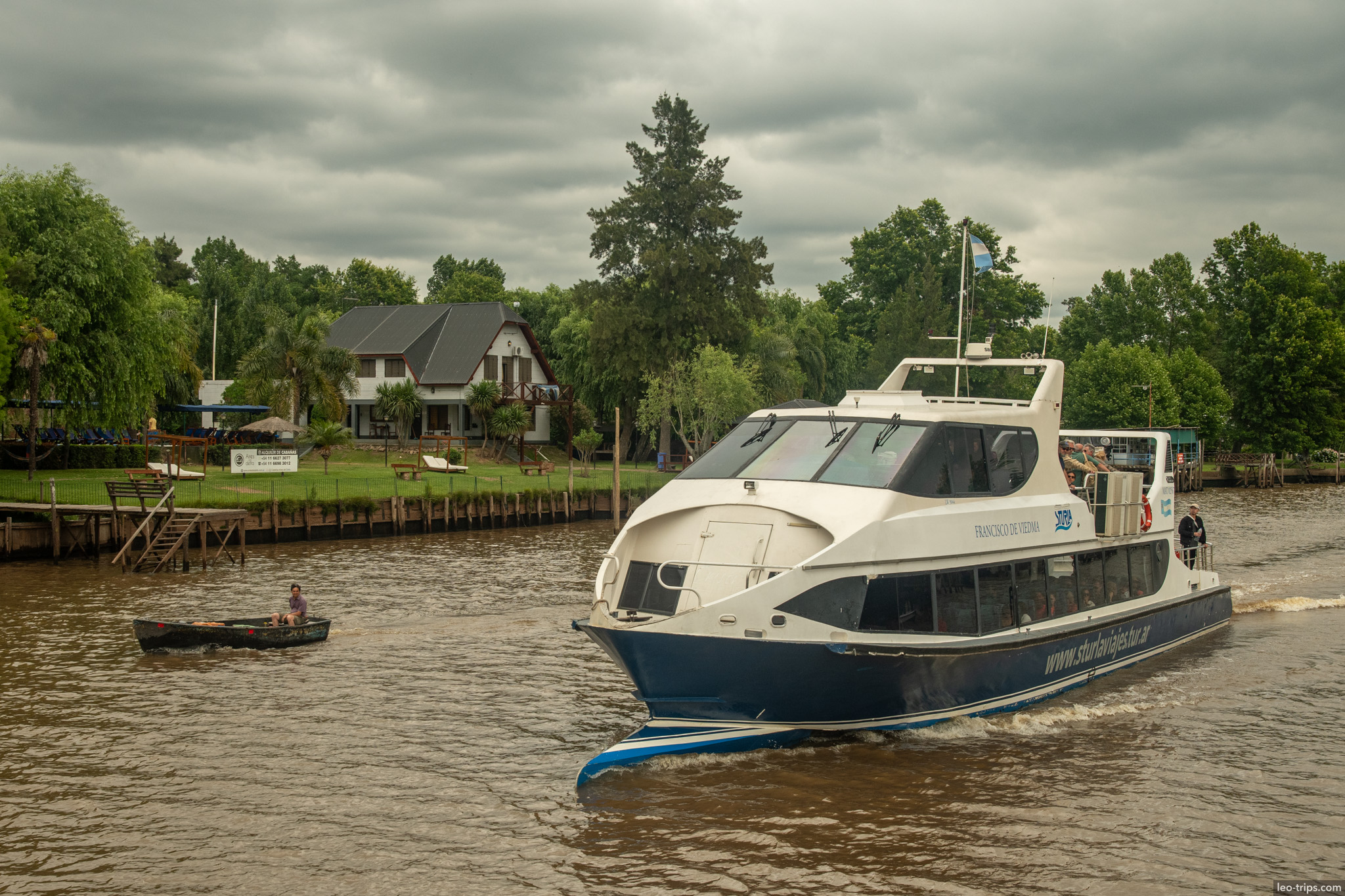 catamaran passing rowboat delta house tigre