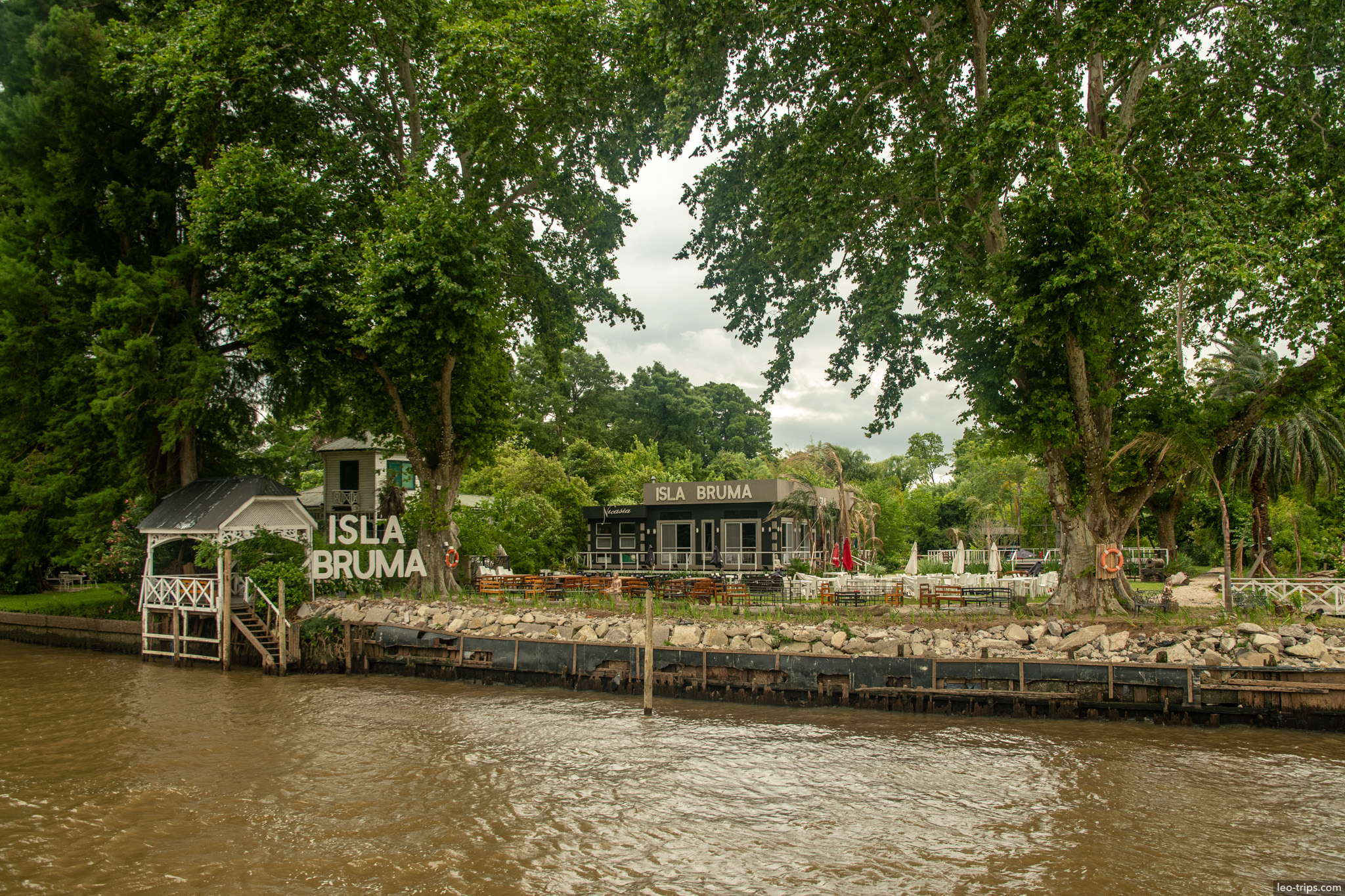 isla bruma riverside restaurant sign tigre