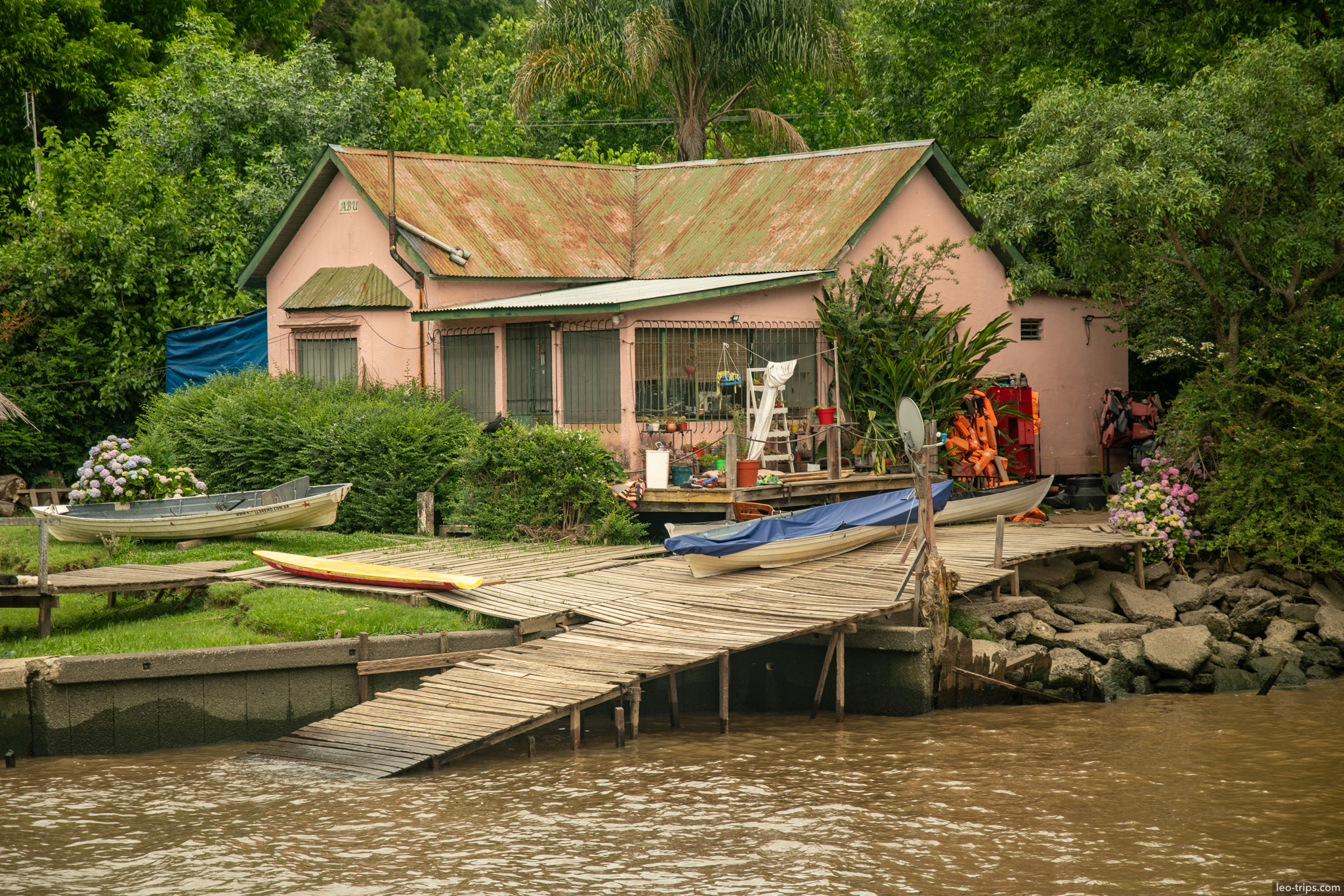 pink house boats wooden jetty tigre
