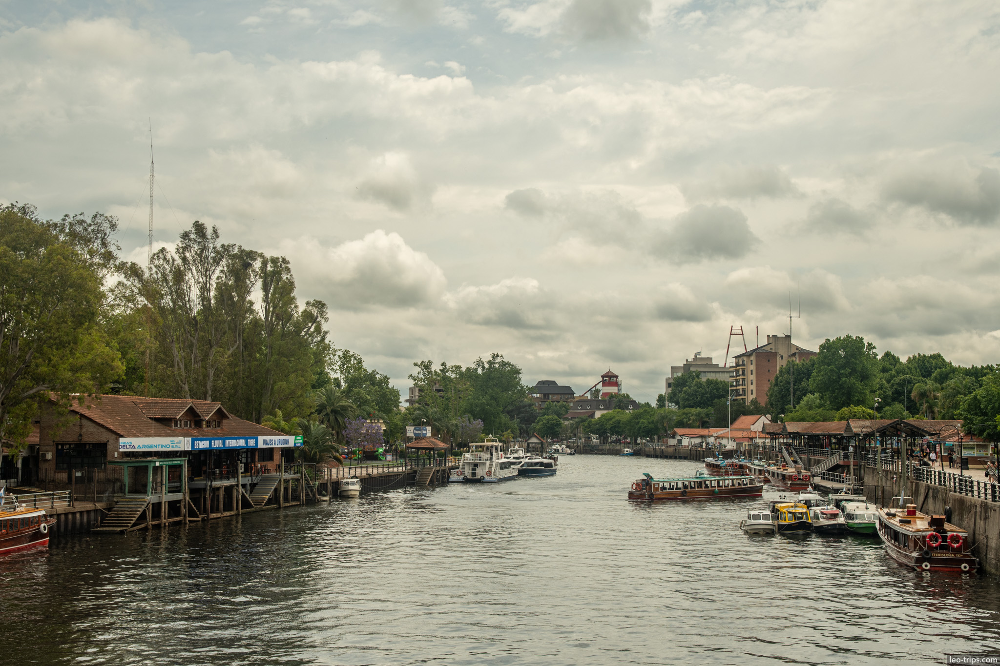 rio tigre channel boats view tigre