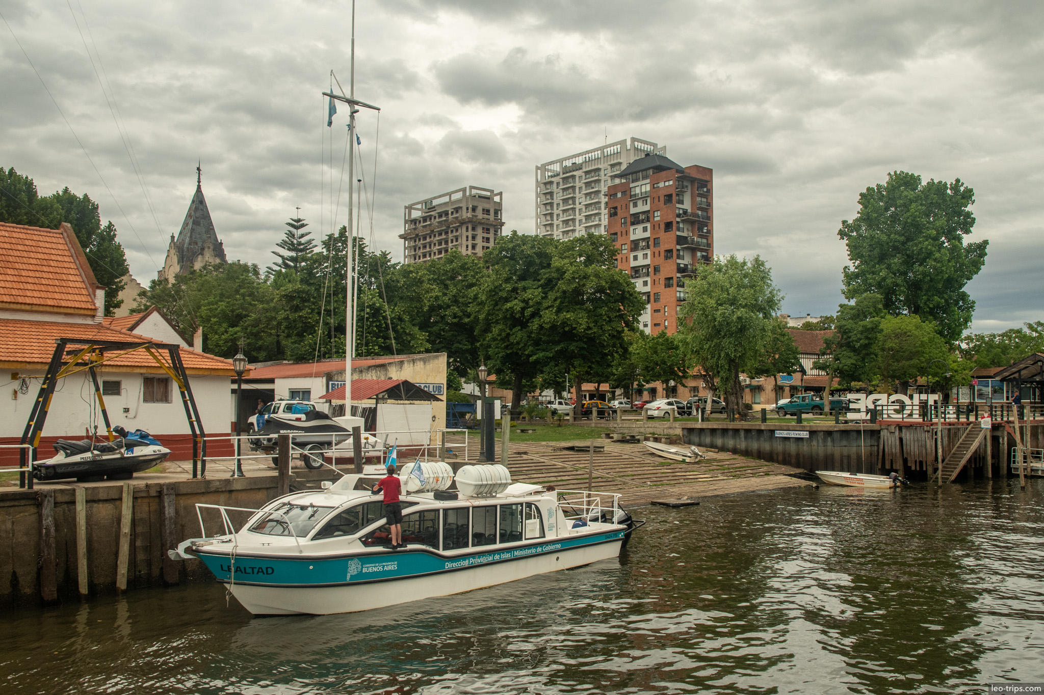 tourist boat dock tigre skyline tigre