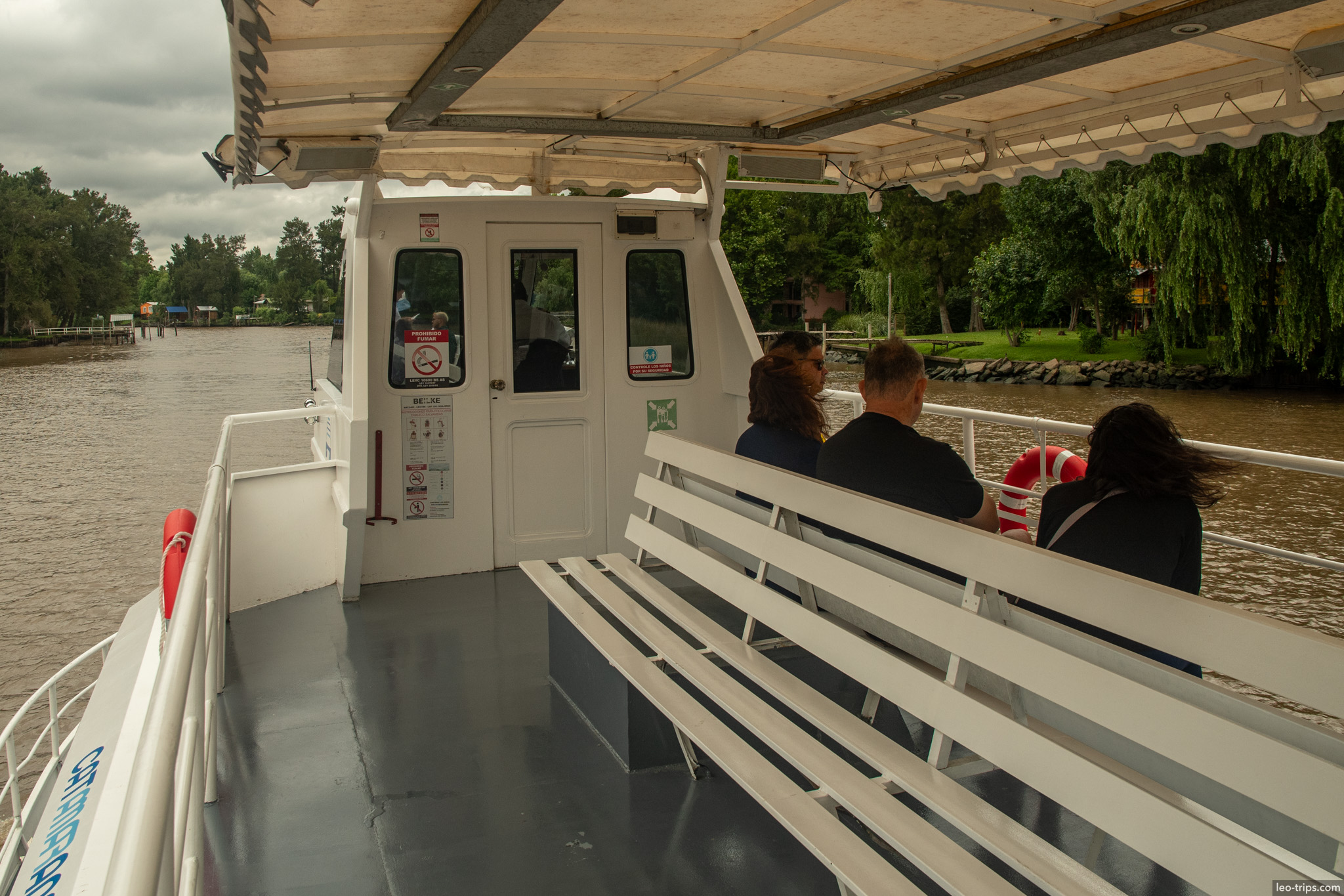 tourists on boat deck river view tigre
