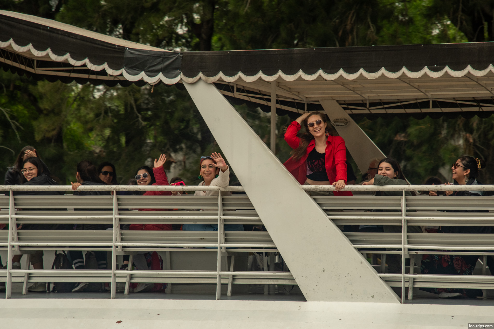 tourists waving boat upper deck tigre