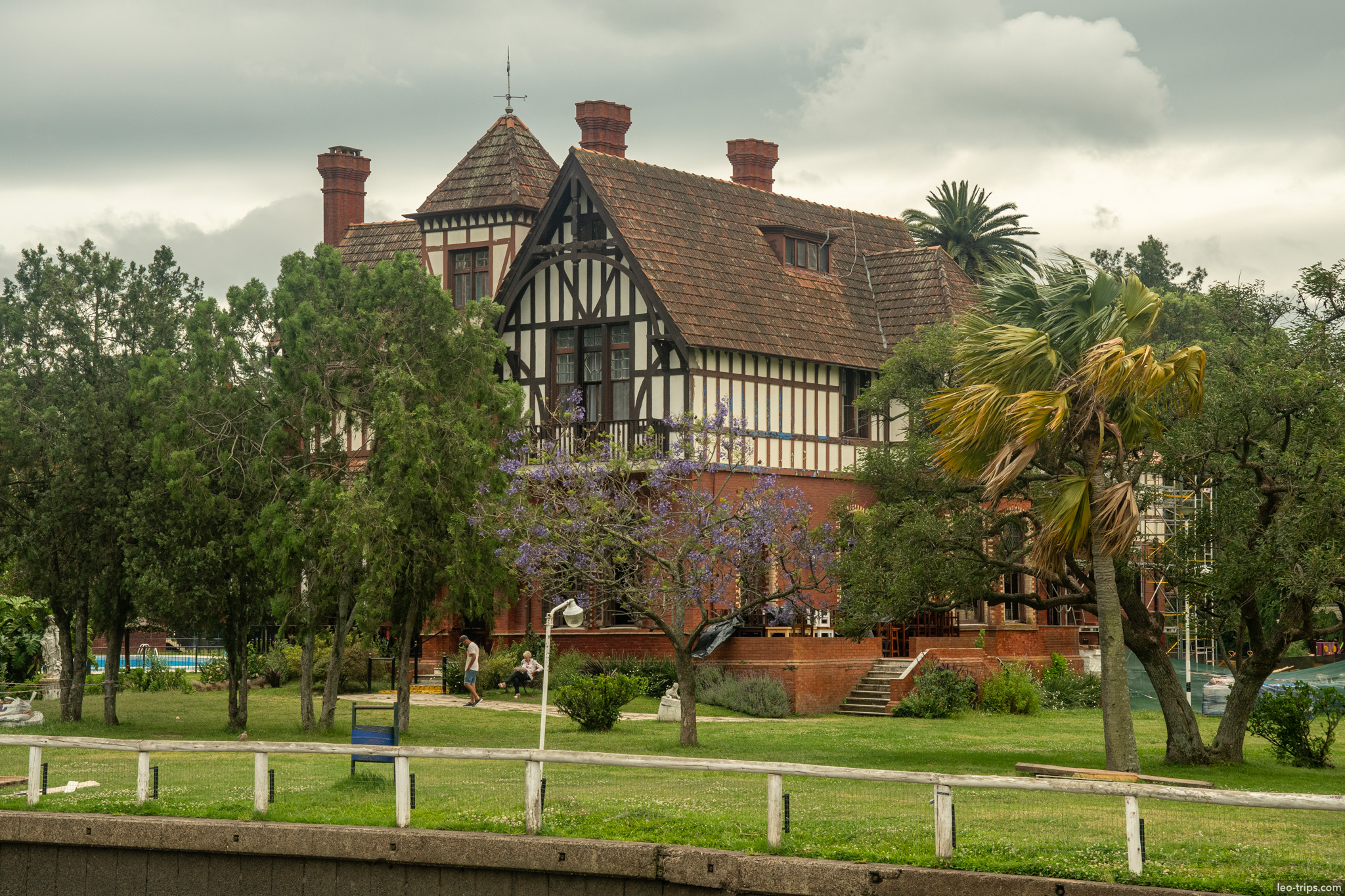 tudor mansion pool garden tigre tigre
