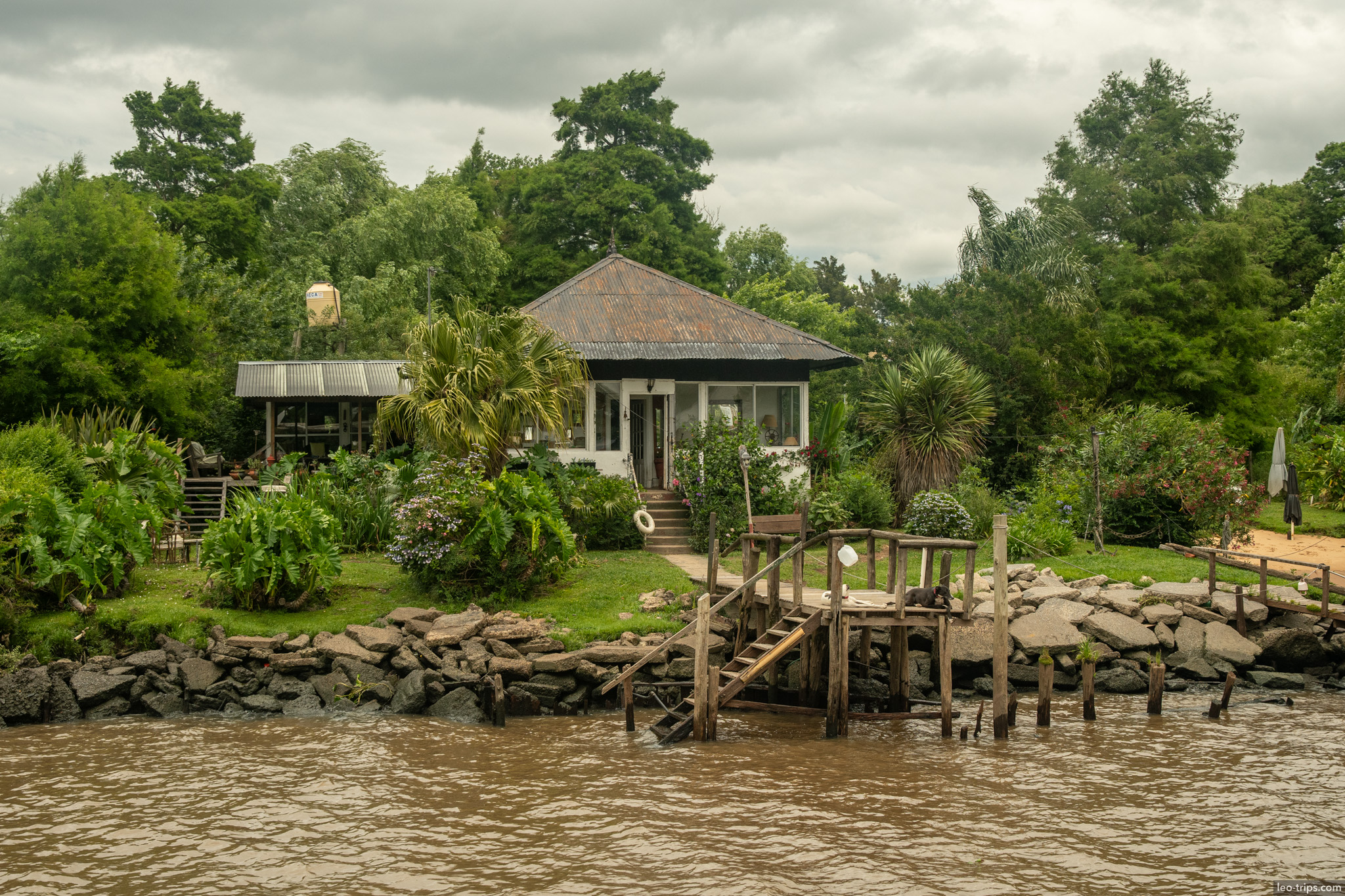 white cottage riverside garden dock tigre