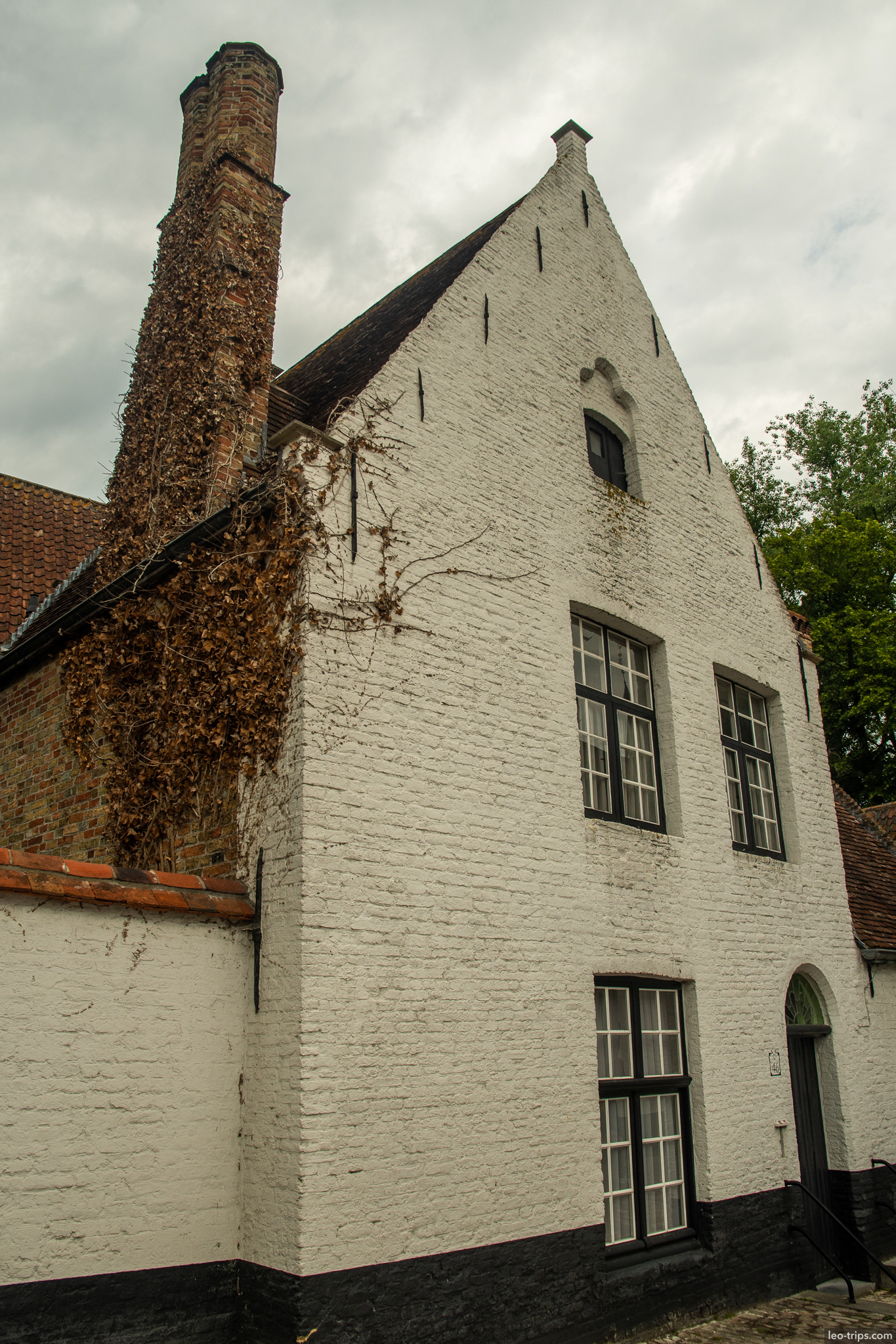 bruges begijnhof whitewashed house chimney gable bruges