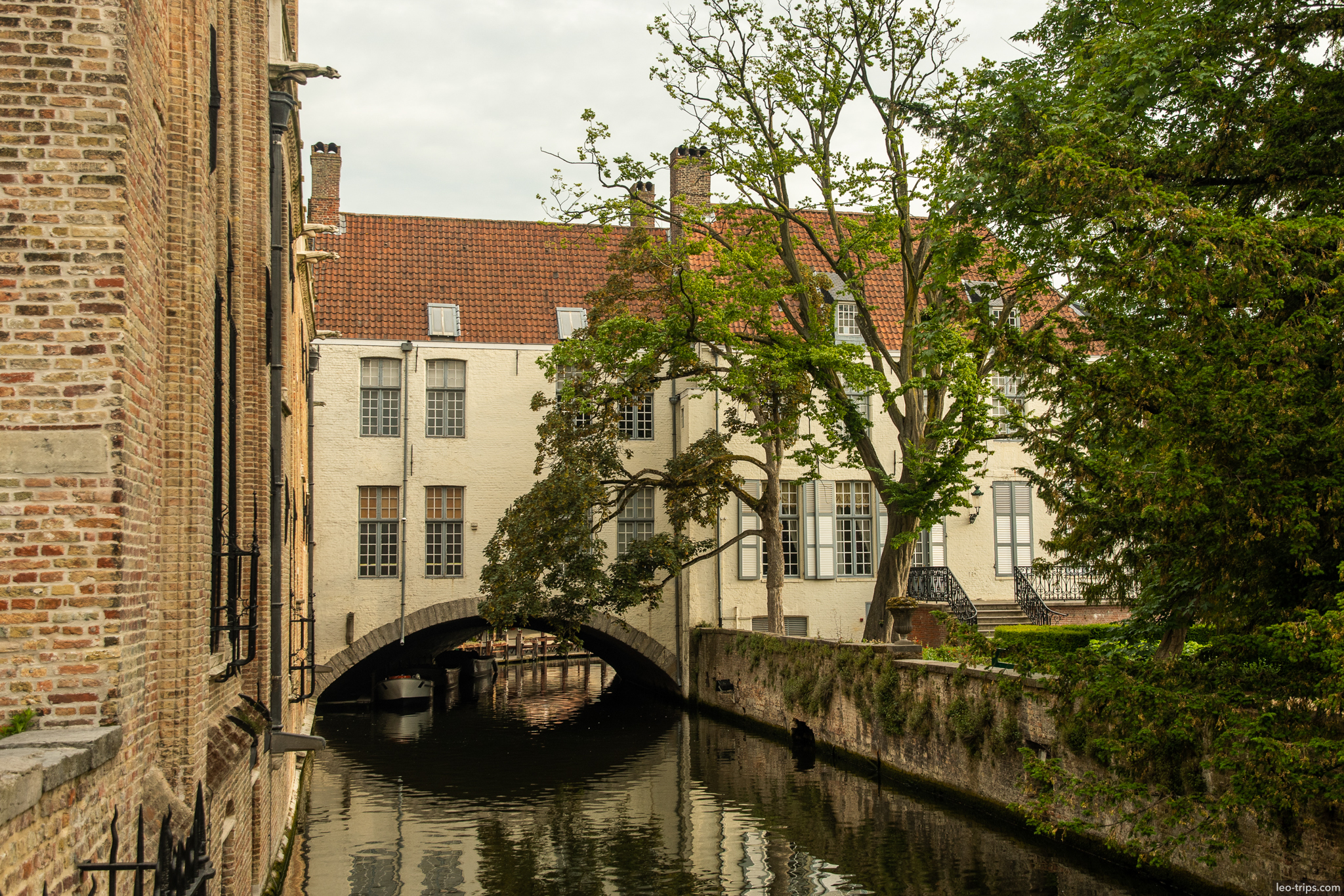 bruges dijver canal stone bridge reflection bruges