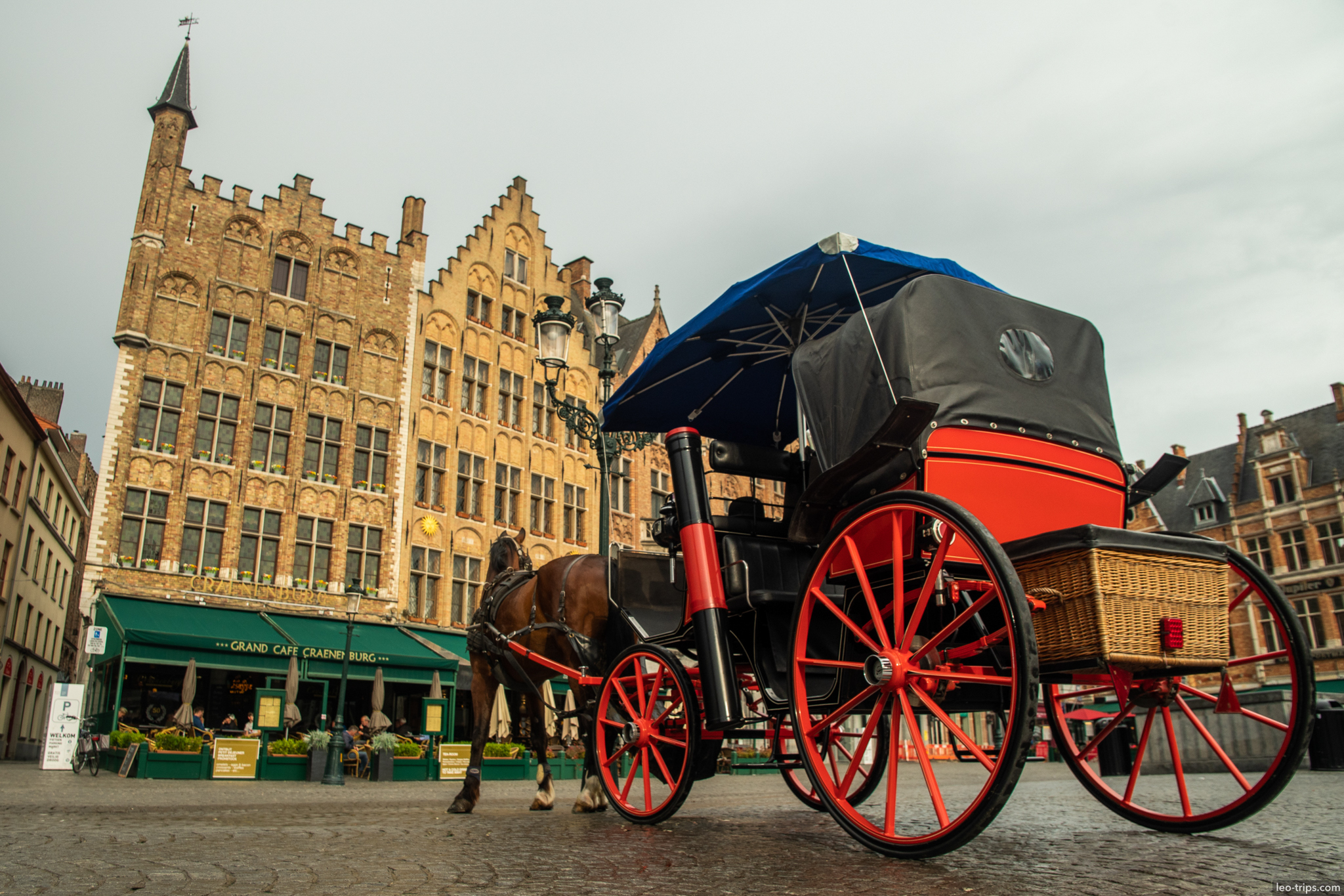 bruges markt horse carriage craenenburg cafe wideangle bruges
