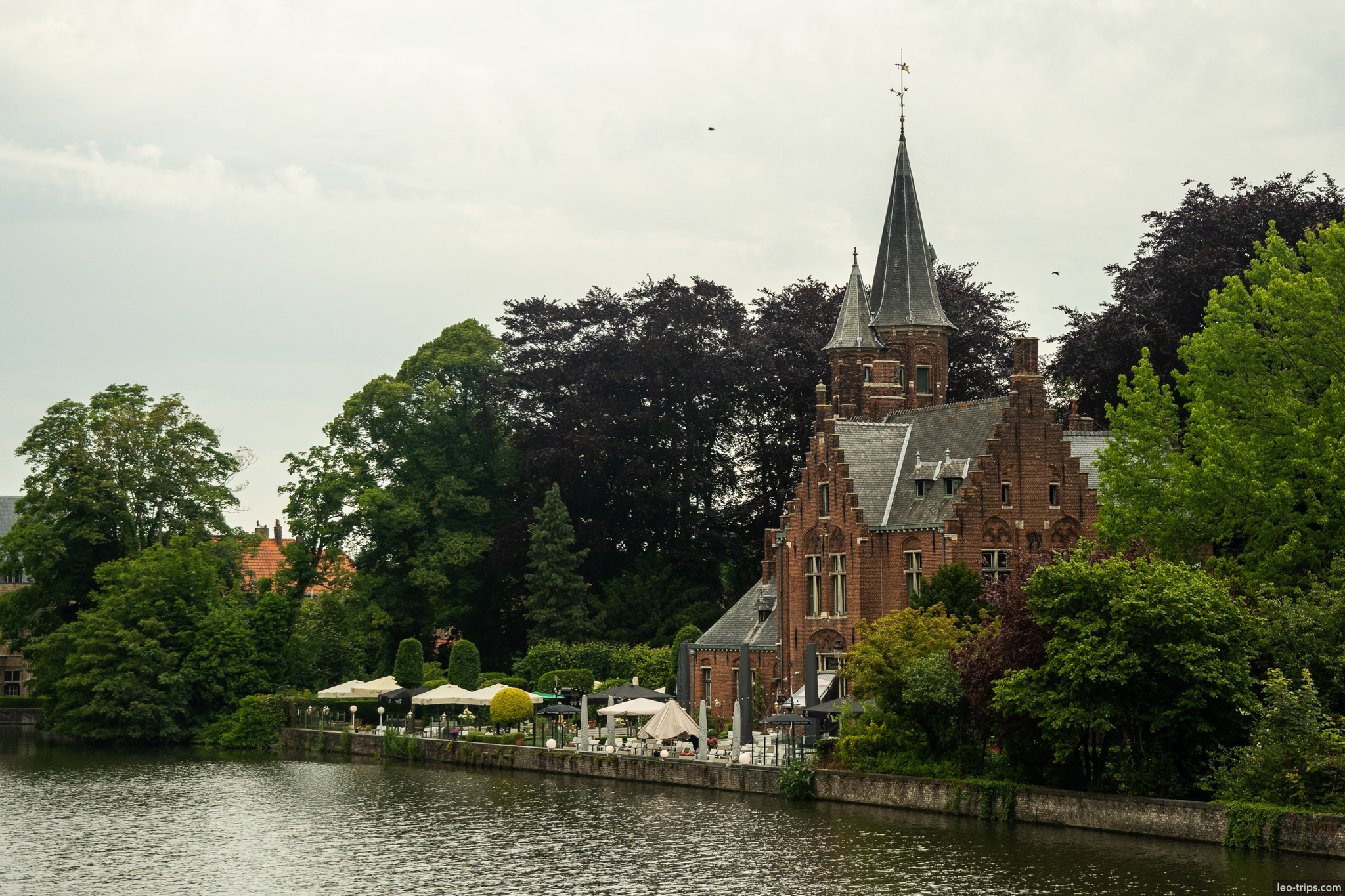 bruges minnewater kasteel lake of love restaurant bruges