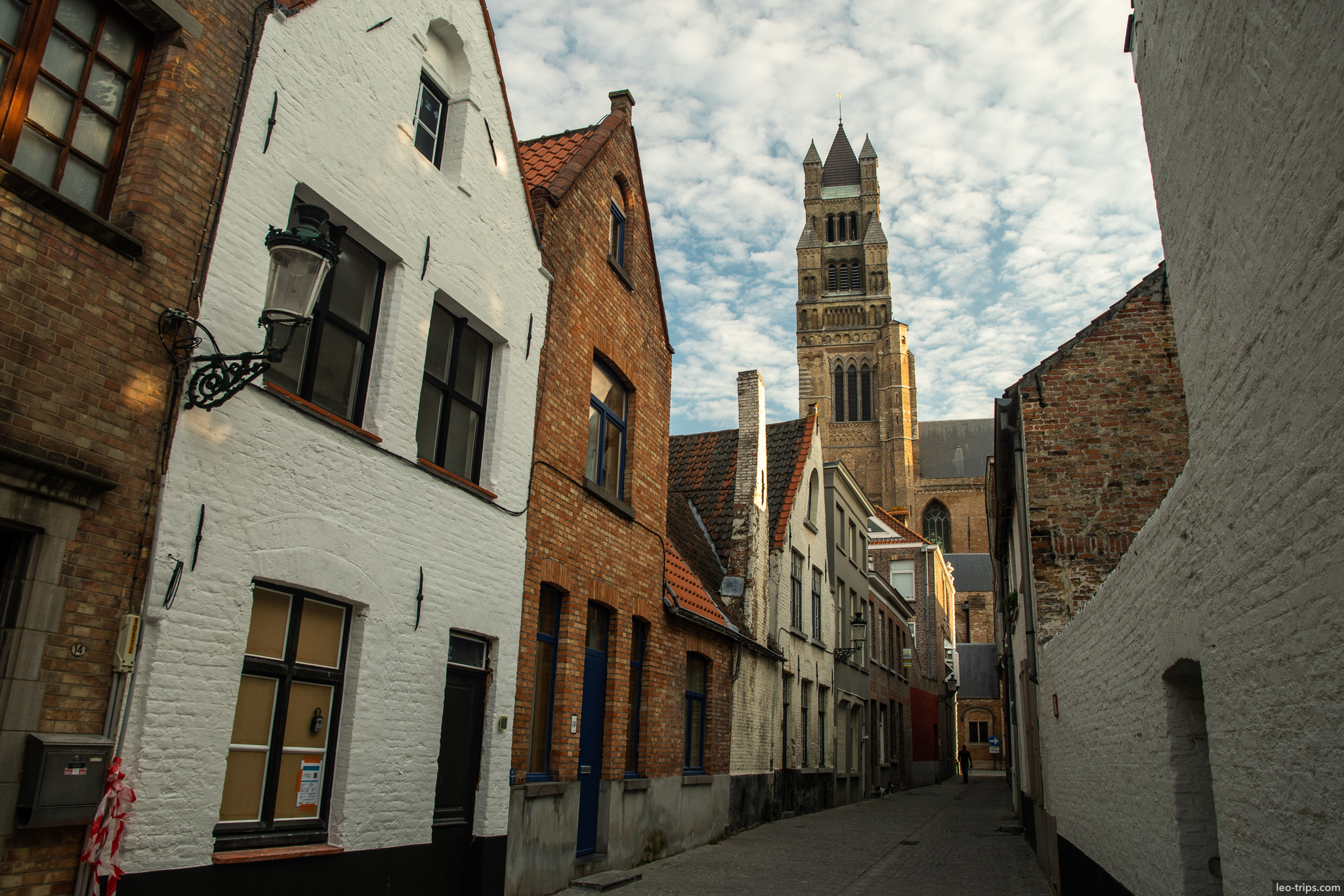 bruges narrow alley sint salvatorskathedraal tower bruges