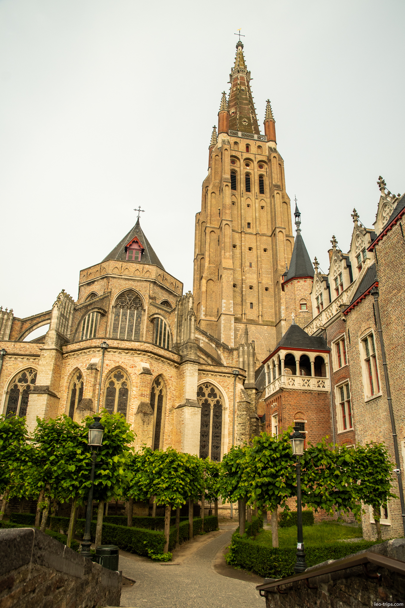 bruges onze lieve vrouwekerk apse garden view bruges