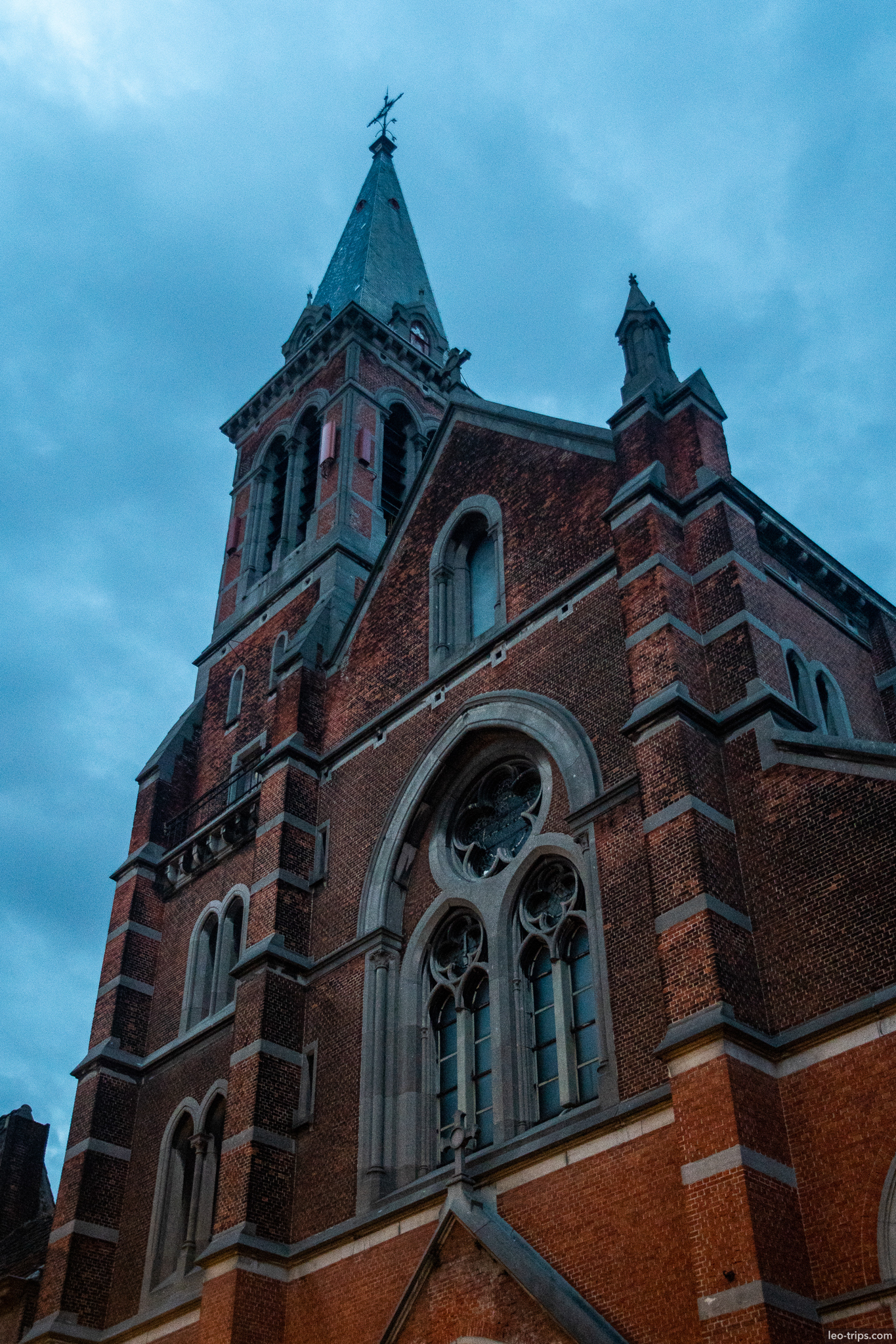 bruges sint gilliskerk neogothic church facade dusk bruges