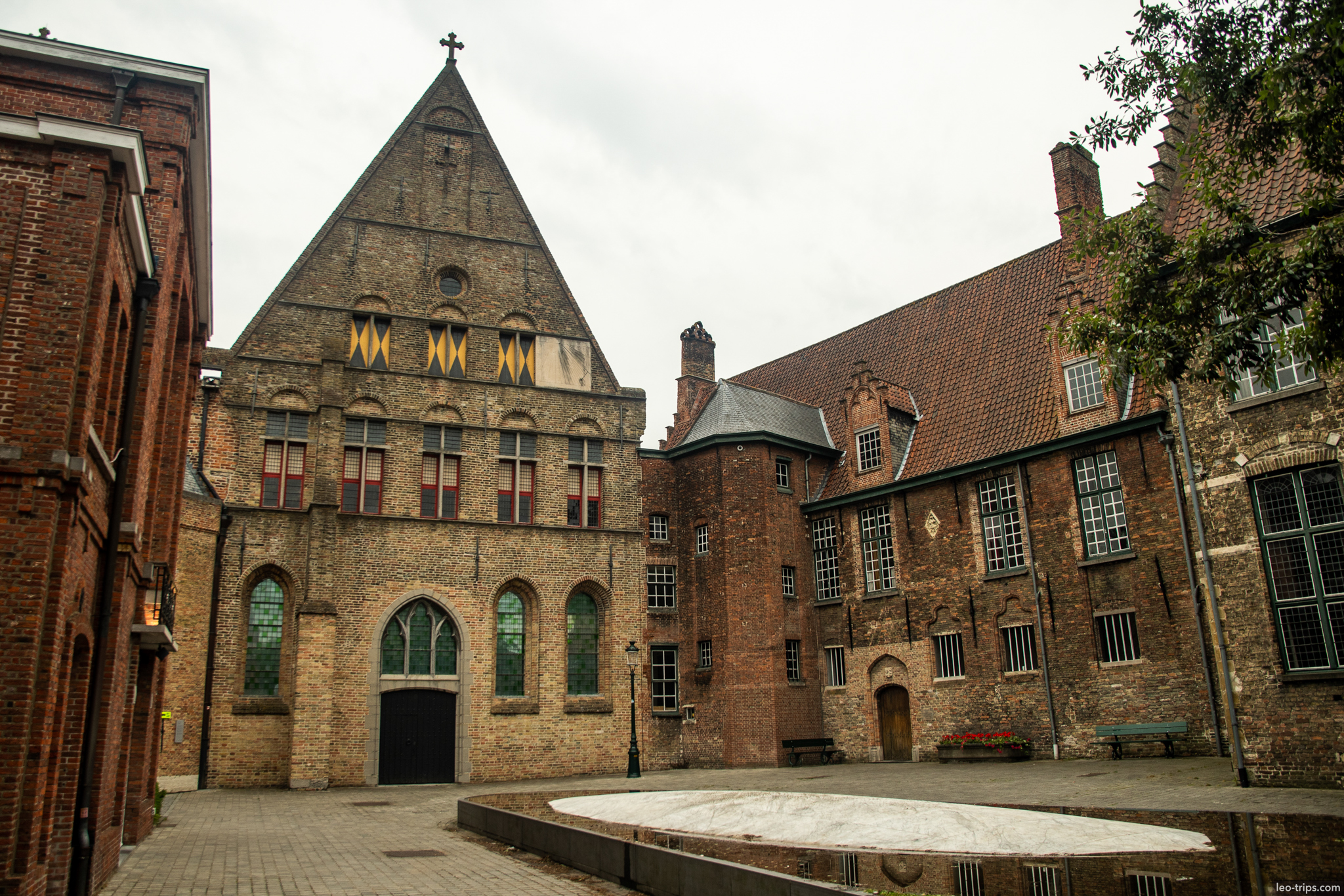bruges sint janshospitaal courtyard memling museum bruges