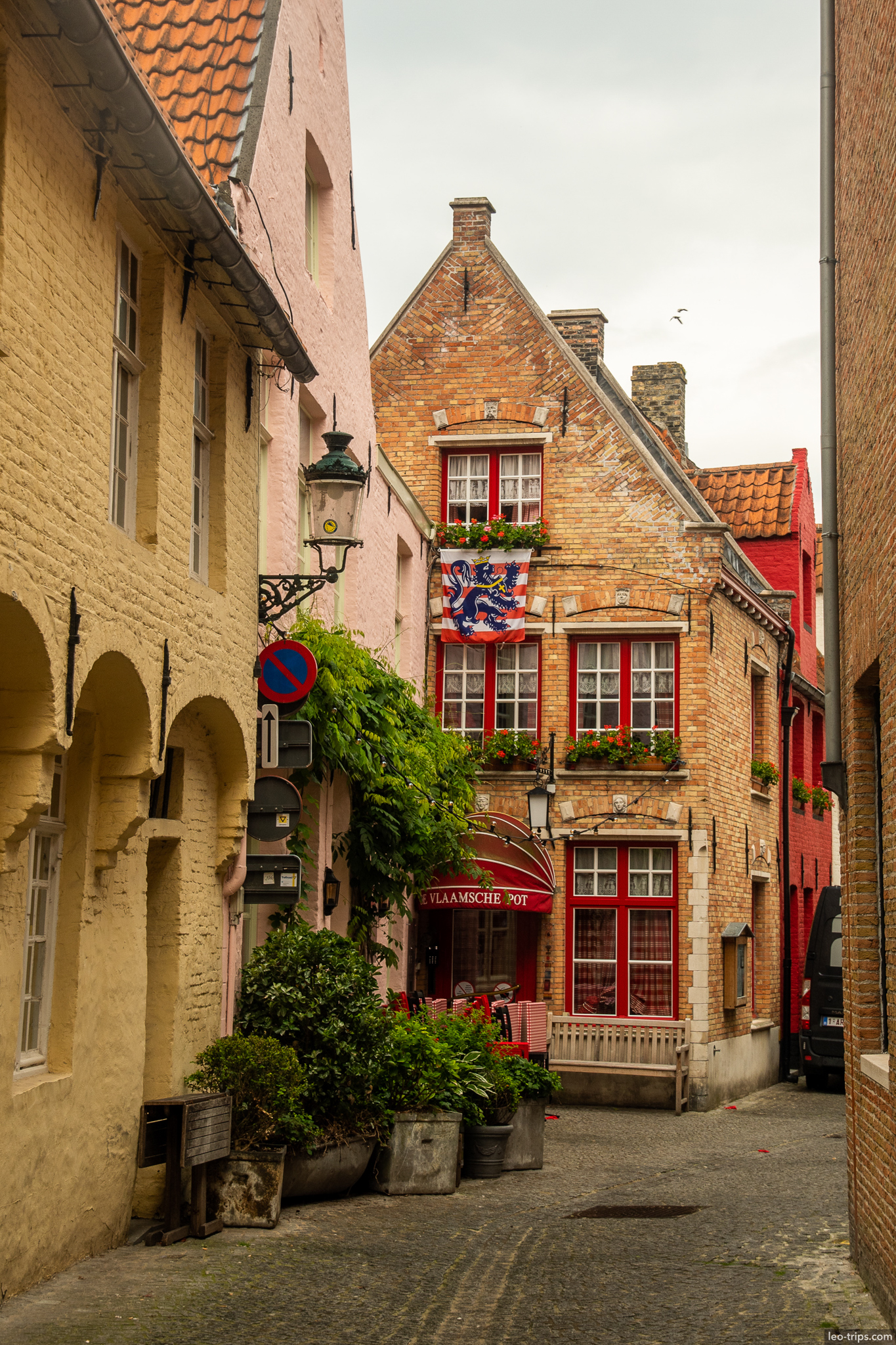 bruges vlaamsche pot restaurant alley flemish flag bruges