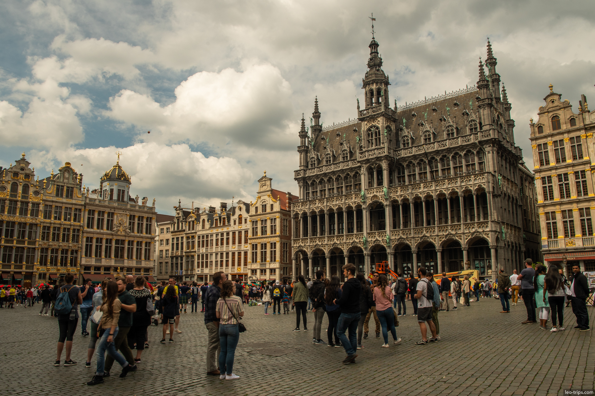 brussels grand place maison du roi crowds brussels