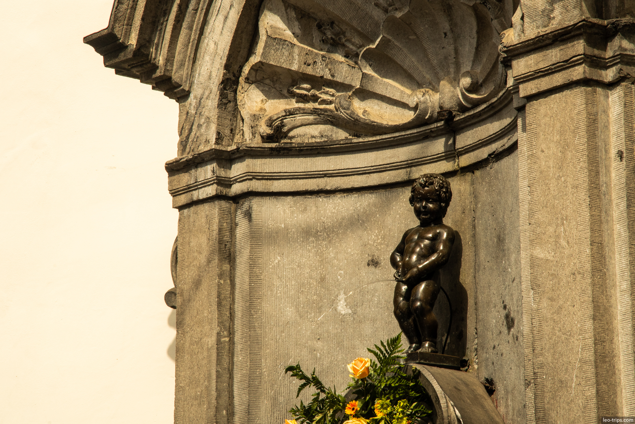 brussels manneken pis fountain statue brussels