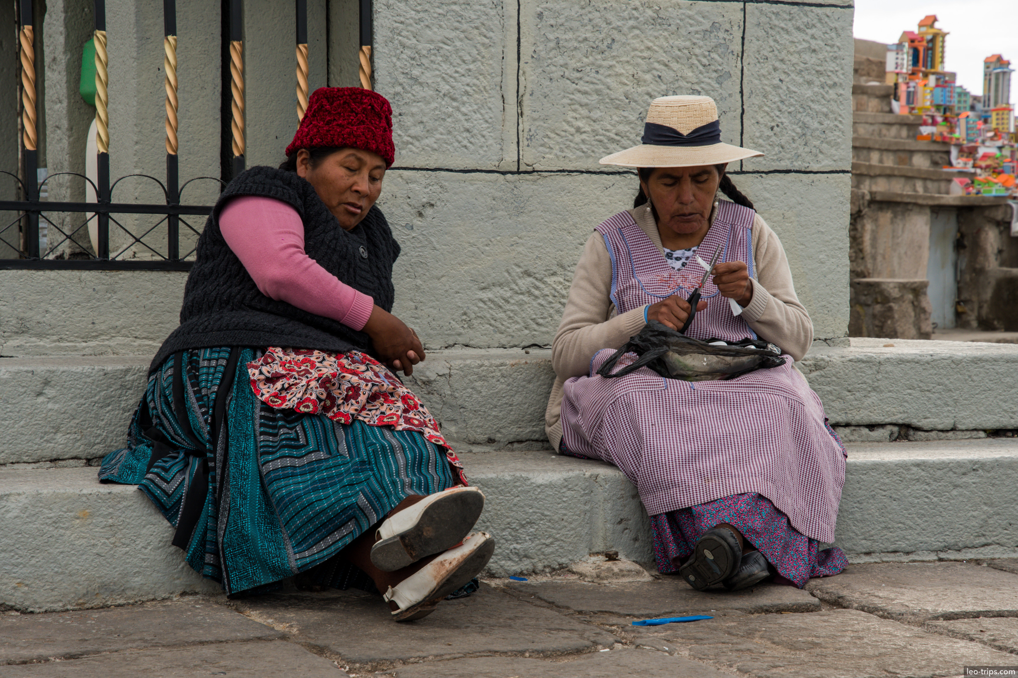 bolivian women traditional clothing steps copacabana