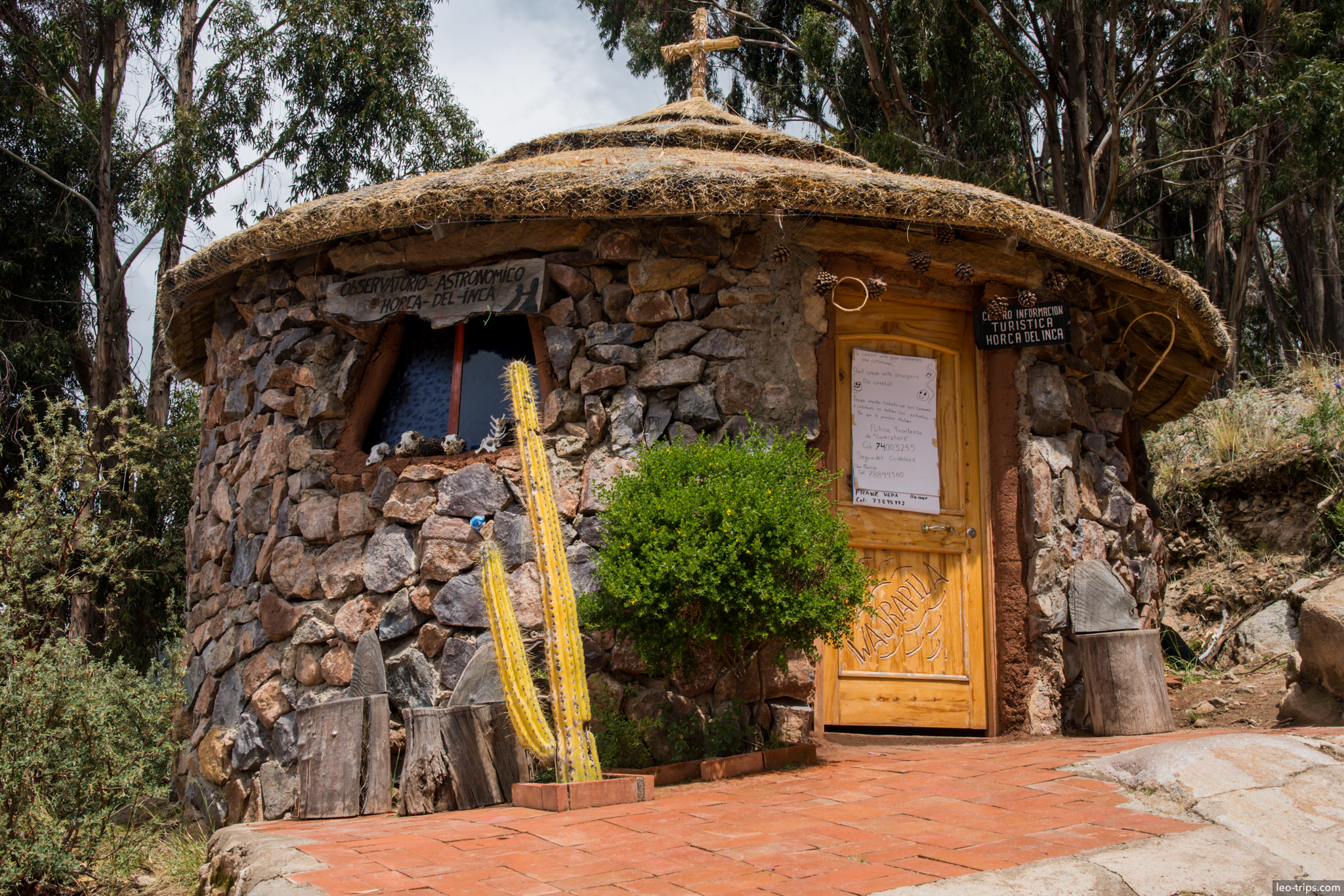horca del inca tourist info round stone hut copacabana