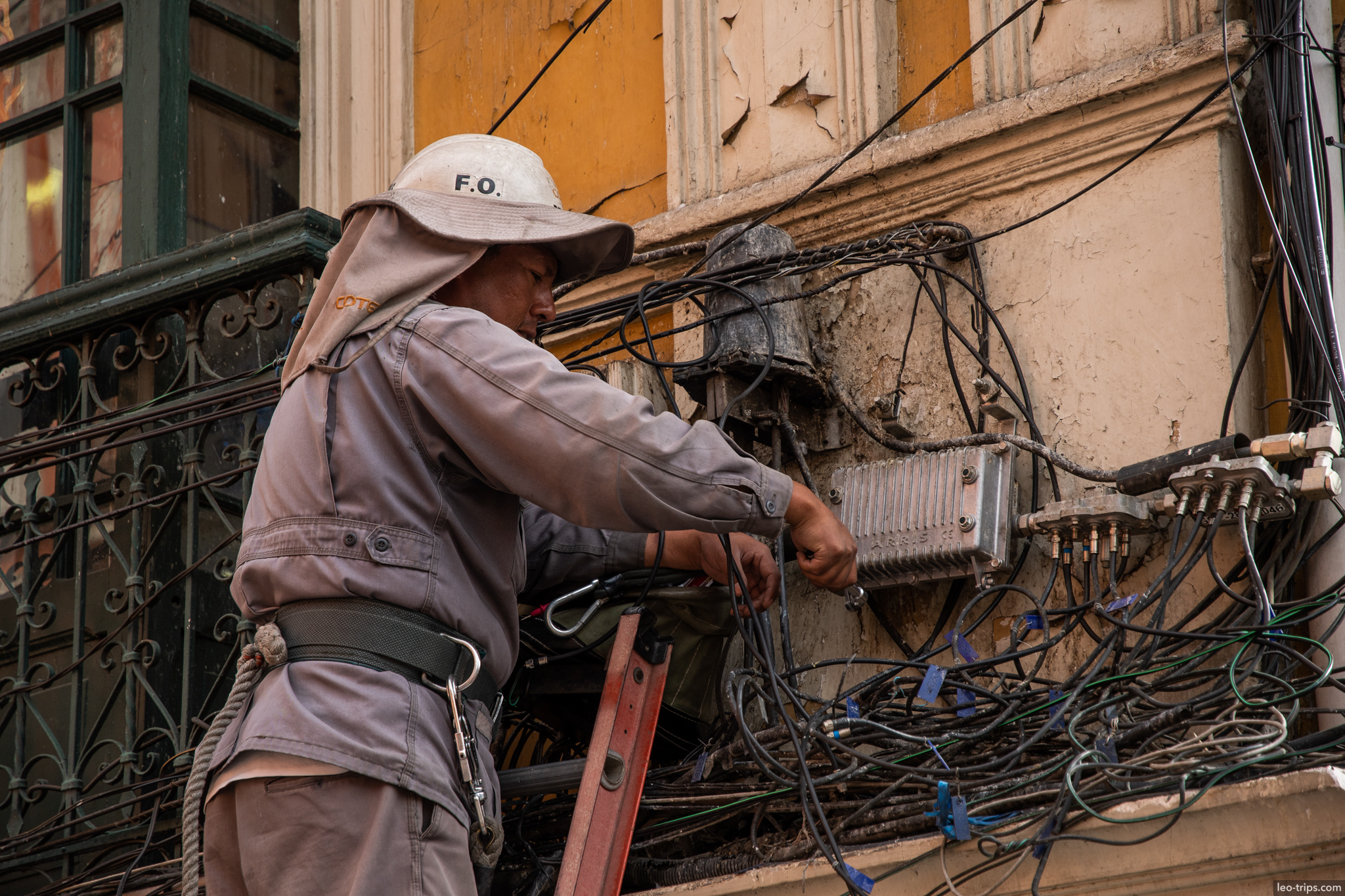 la paz electrician repairing cables wall la paz