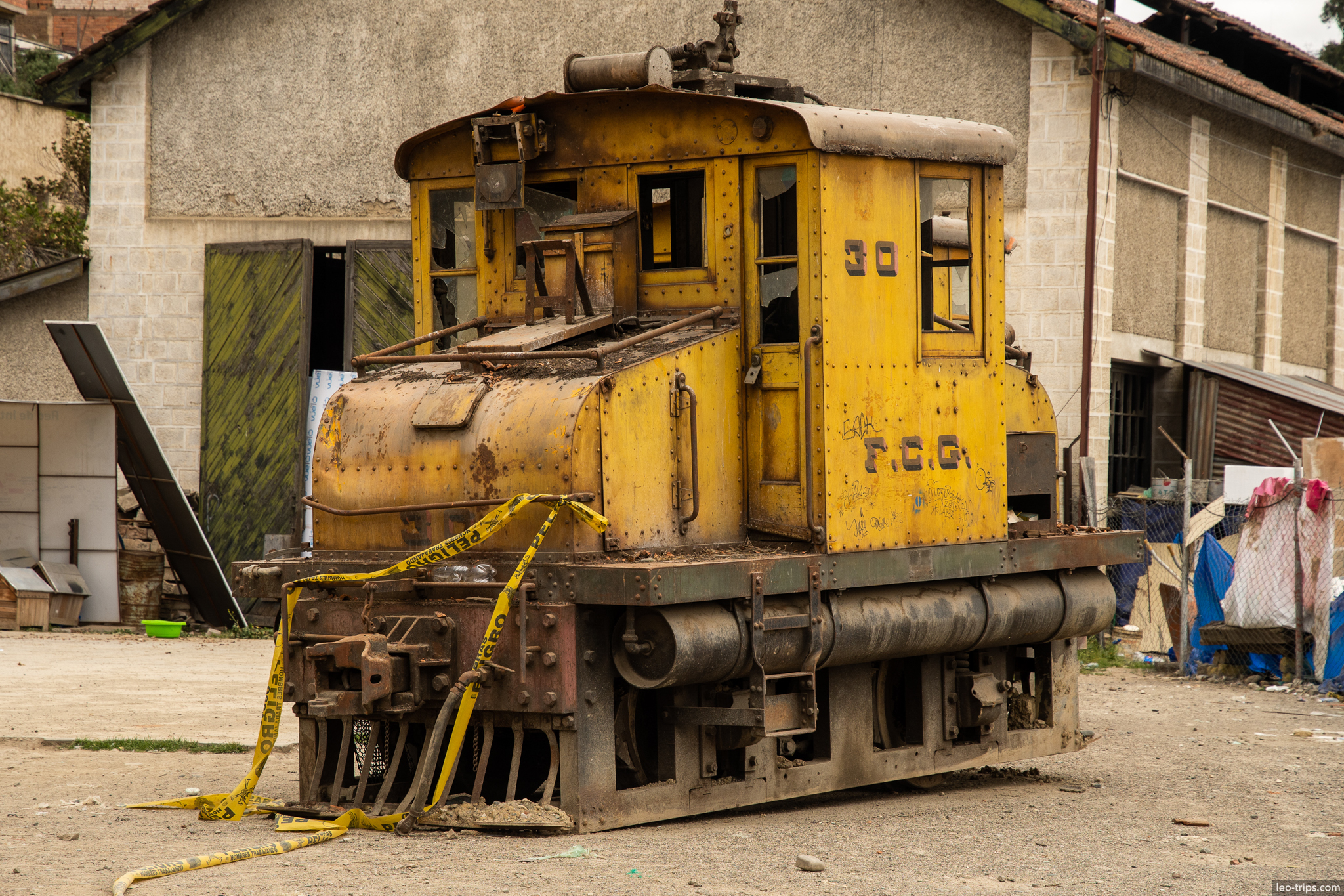 la paz fcg abandoned yellow locomotive la paz