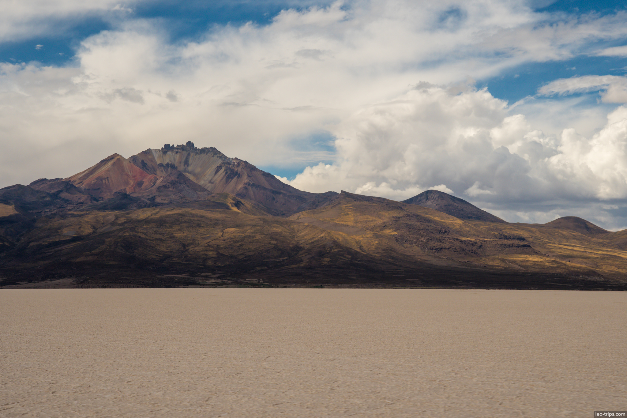 salar de uyuni colorful volcano dry salt flat salar de uyuni