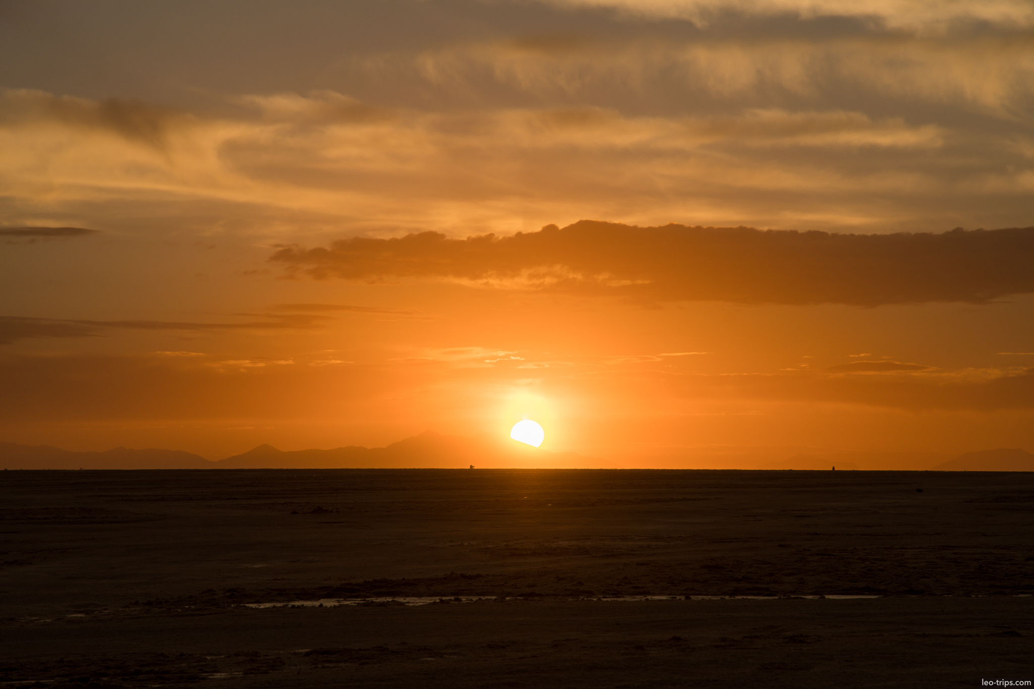 salar de uyuni golden sunset sun horizon salar de uyuni