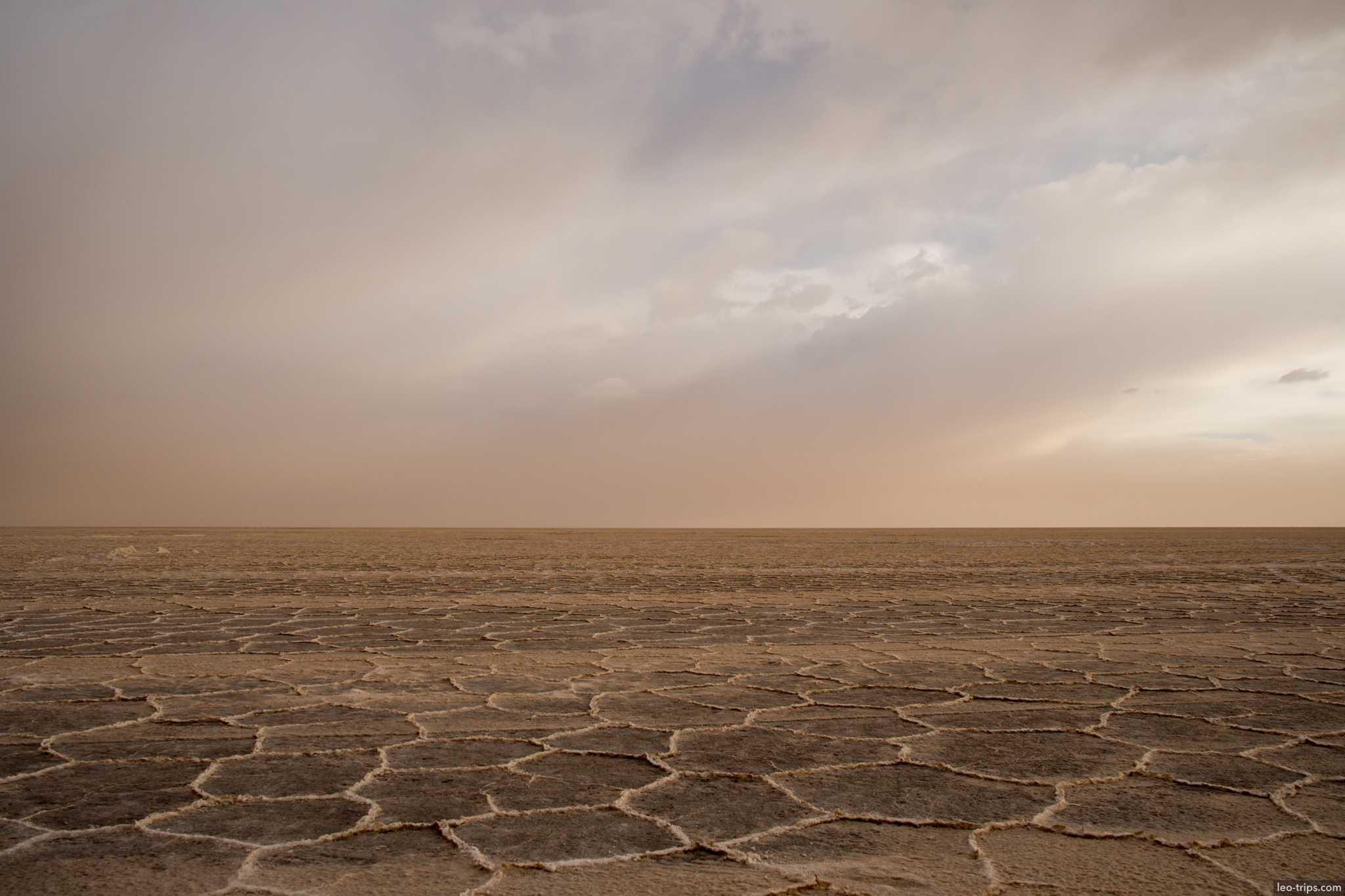 salar de uyuni hexagonal salt crust pattern salar de uyuni