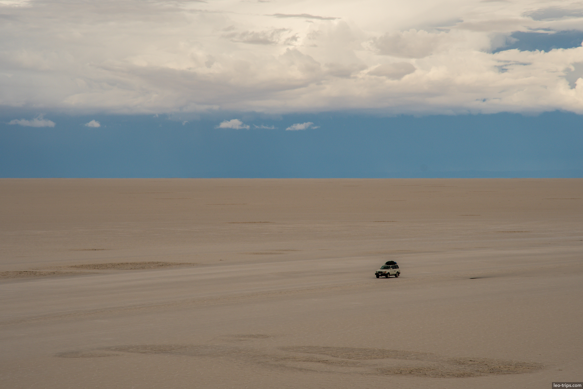 salar de uyuni lone 4wd car vast flat salar de uyuni