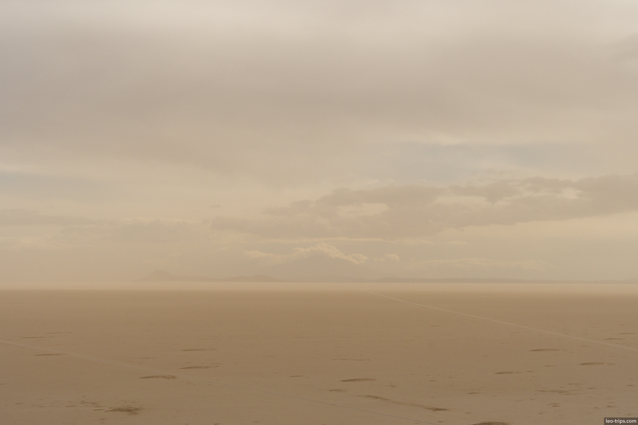 salar de uyuni misty beige horizon flat salar de uyuni