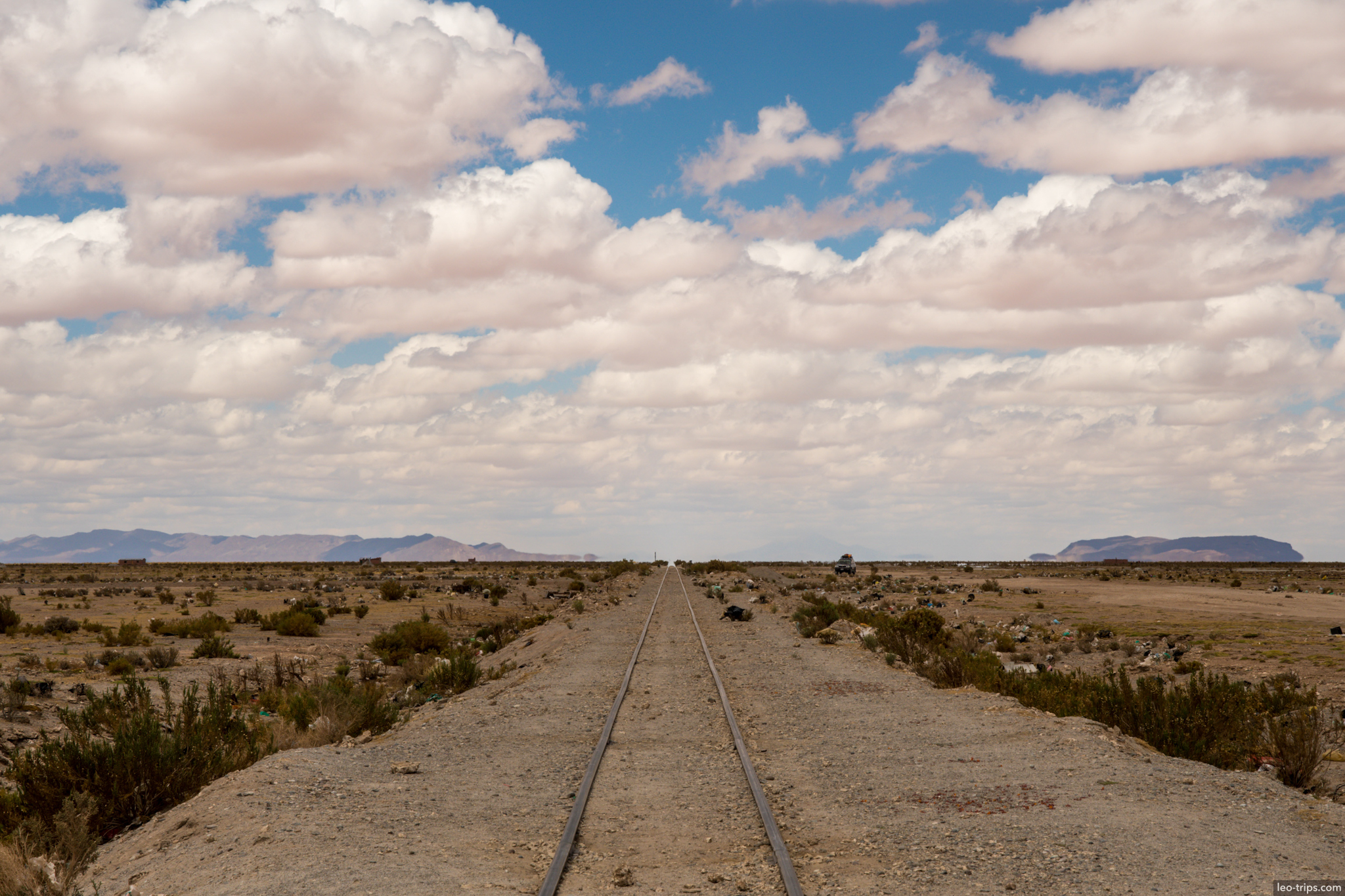 uyuni railway tracks vanishing point altiplano salar de uyuni