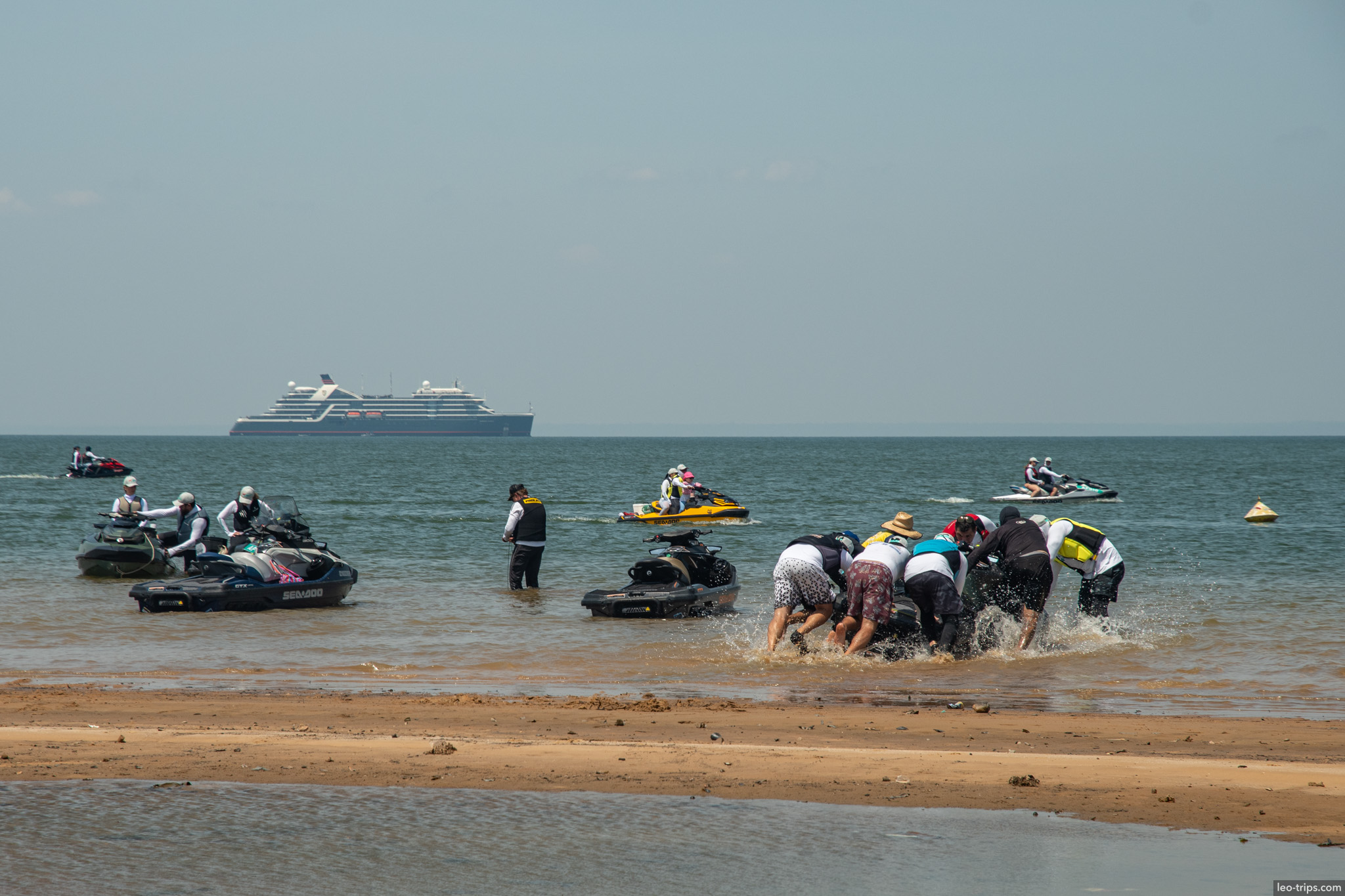 jet skis beachgoers alter do chao