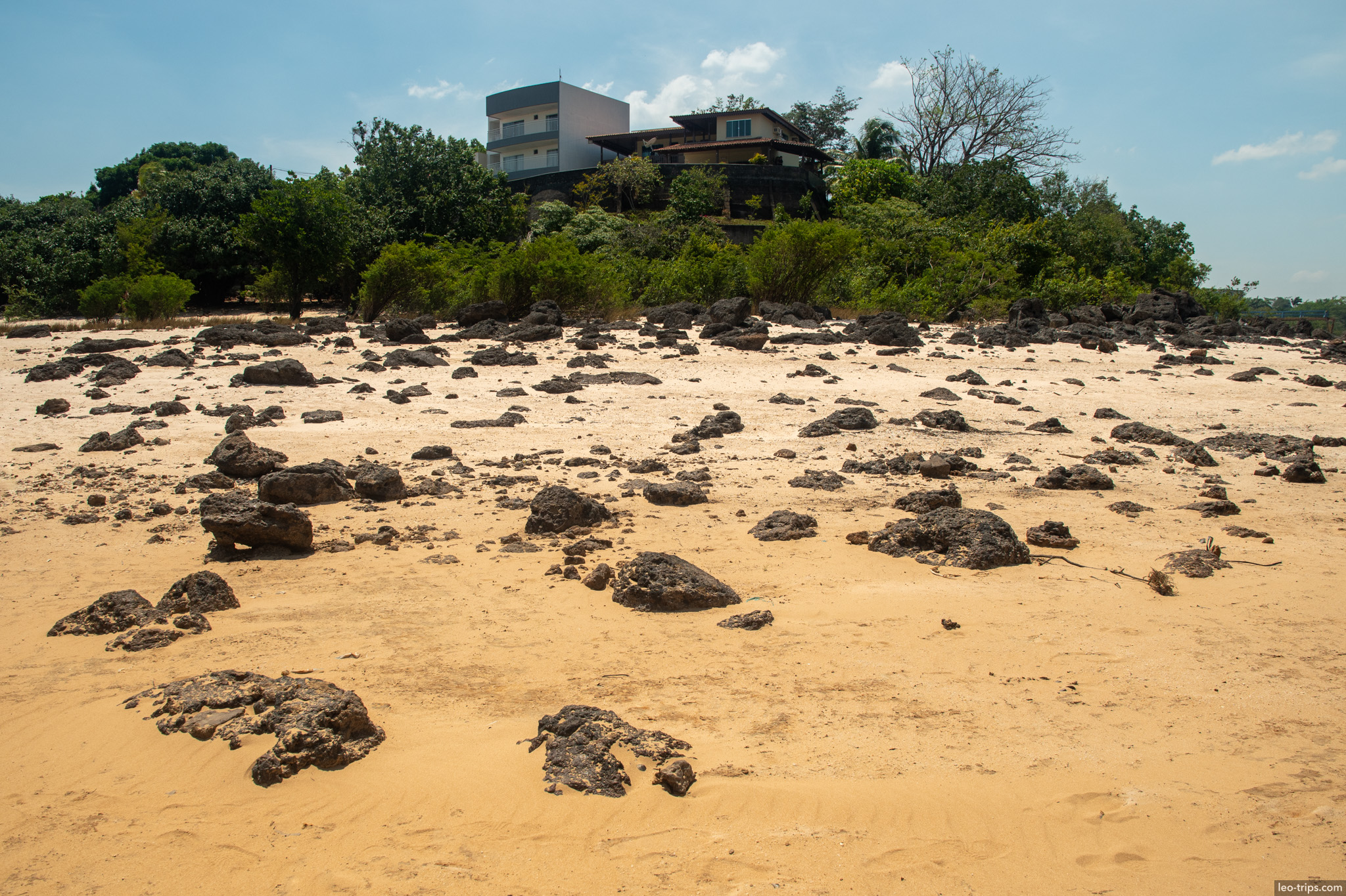 sandy beach rock formations alter do chao