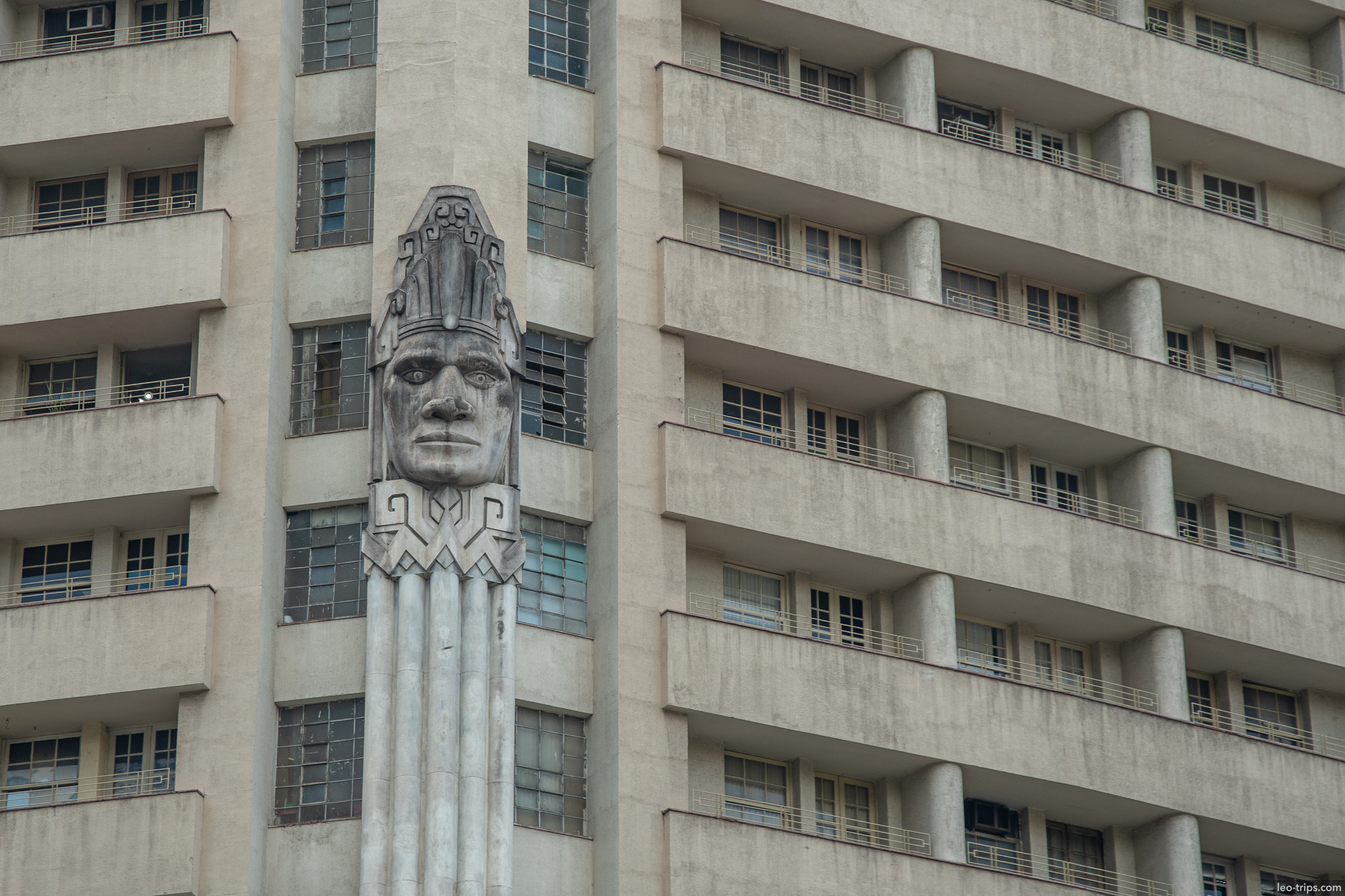edificio acaiaca indigenous head art deco facade belo horizonte