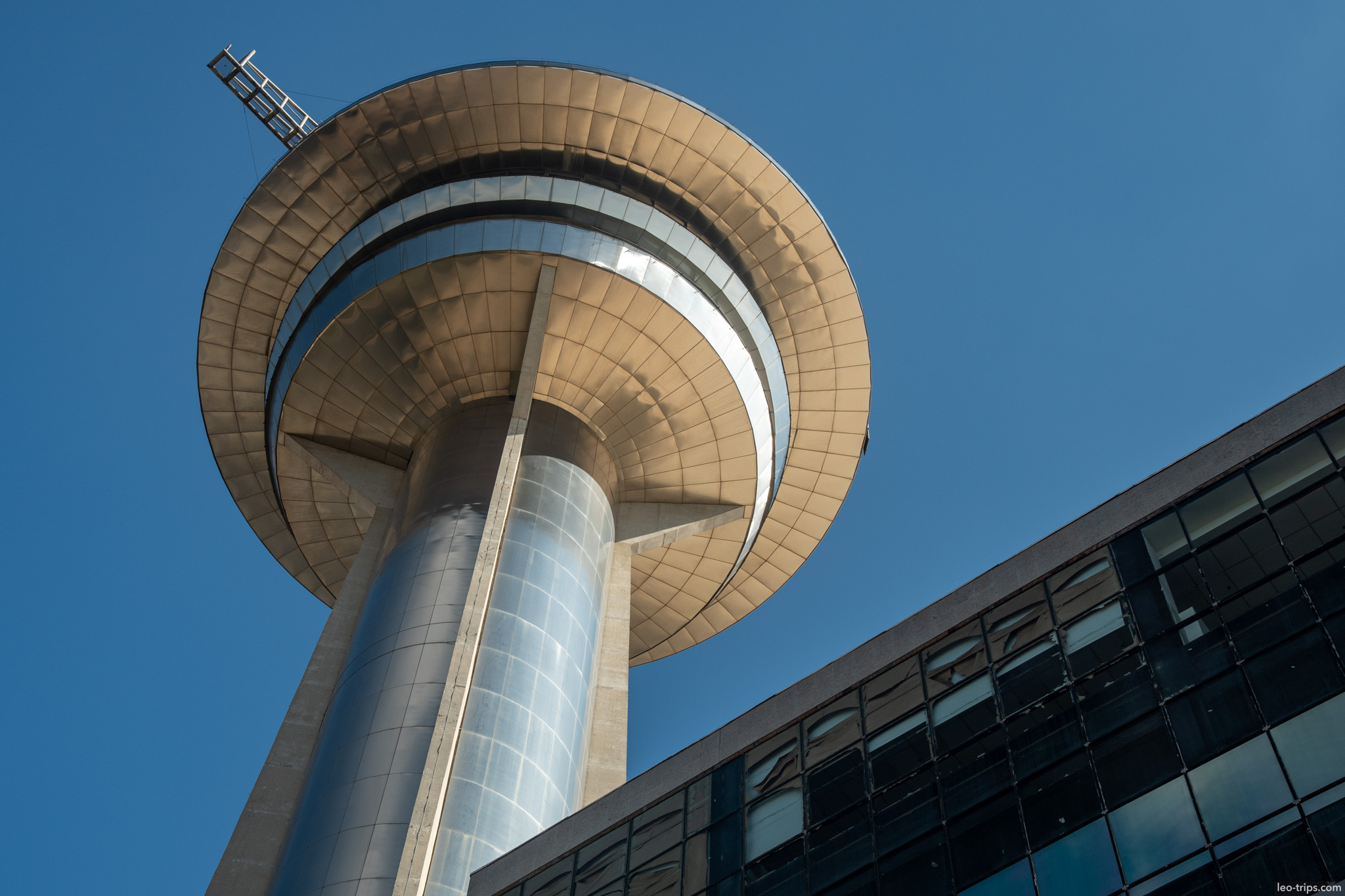 futuristic saucer top tower blue sky belo horizonte