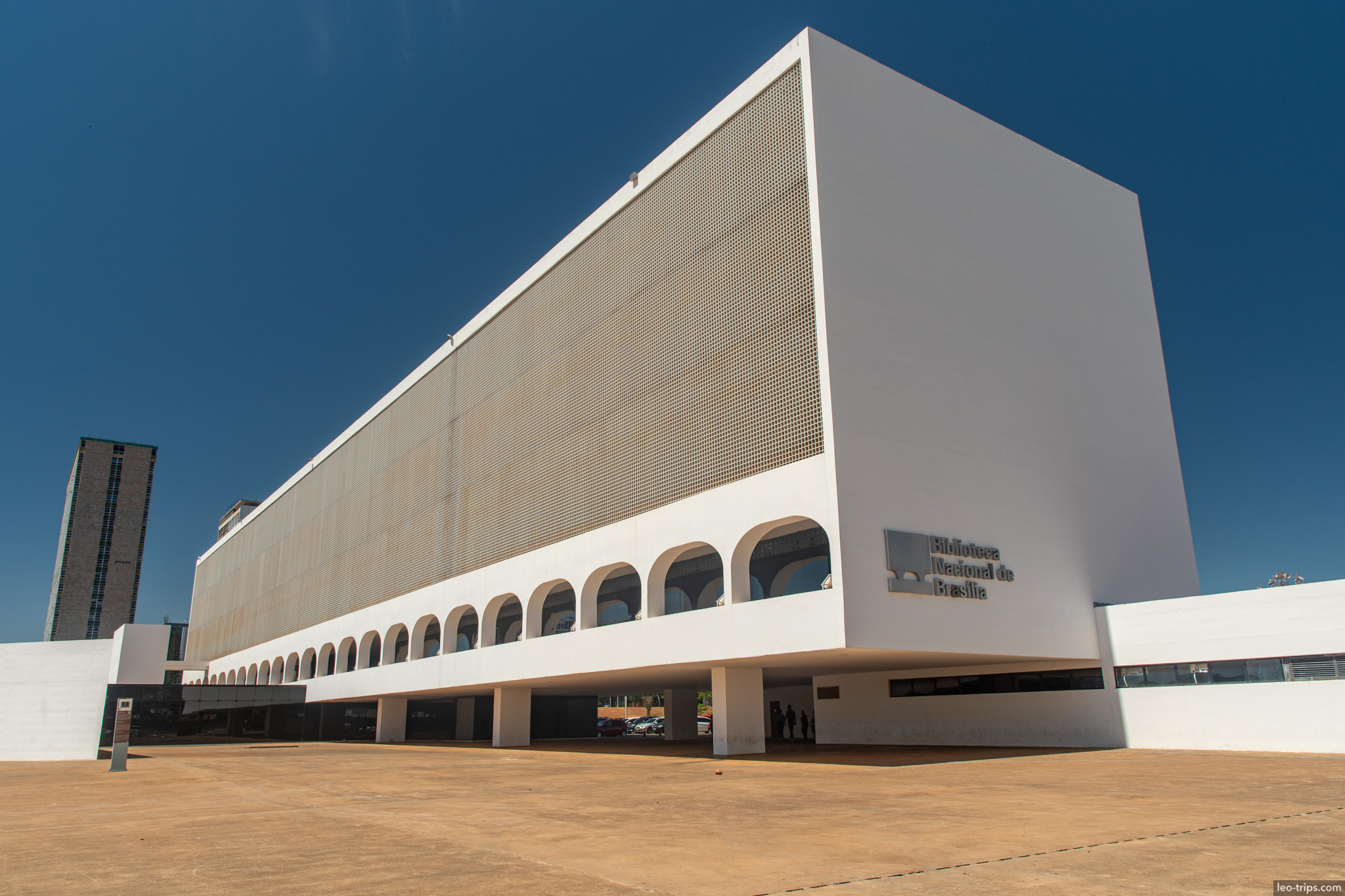 biblioteca nacional de brasilia white modernist facade brasilia