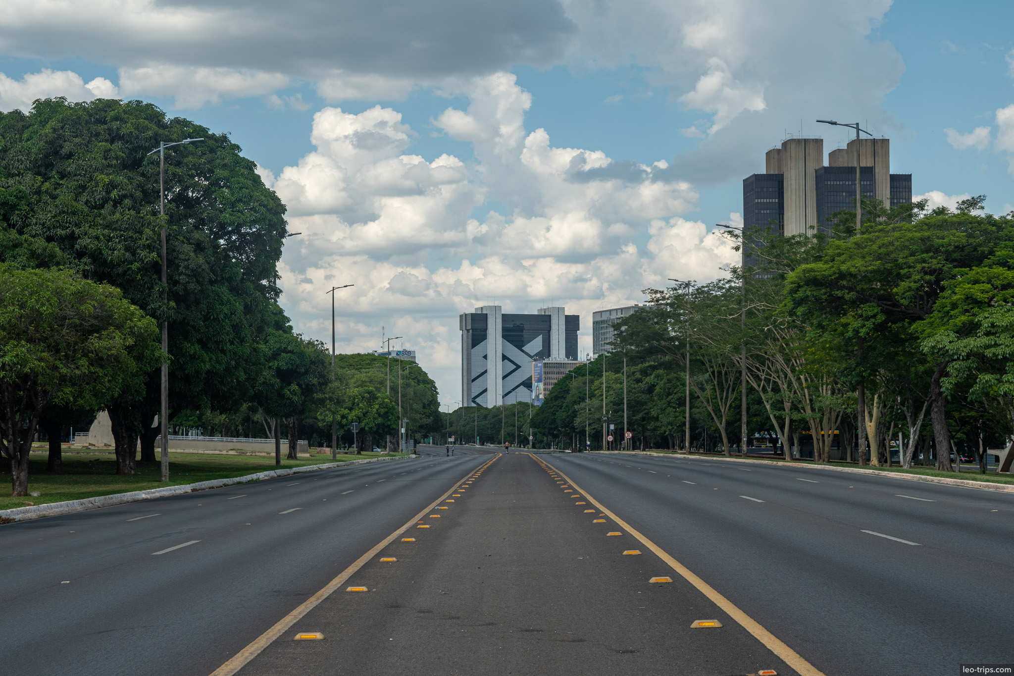 empty avenue central bank towers brasilia