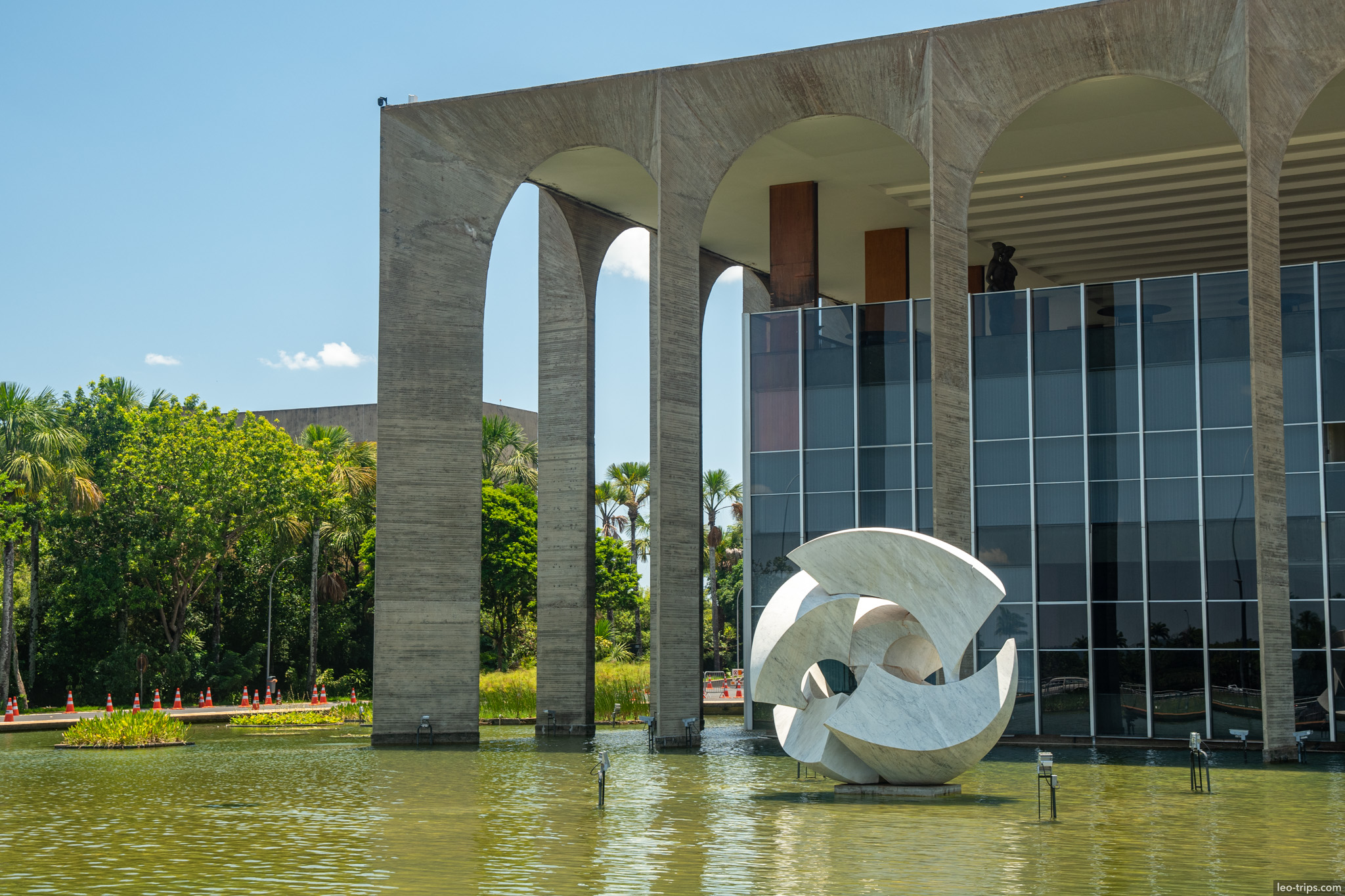 itamaraty palace arches meteoro sculpture brasilia