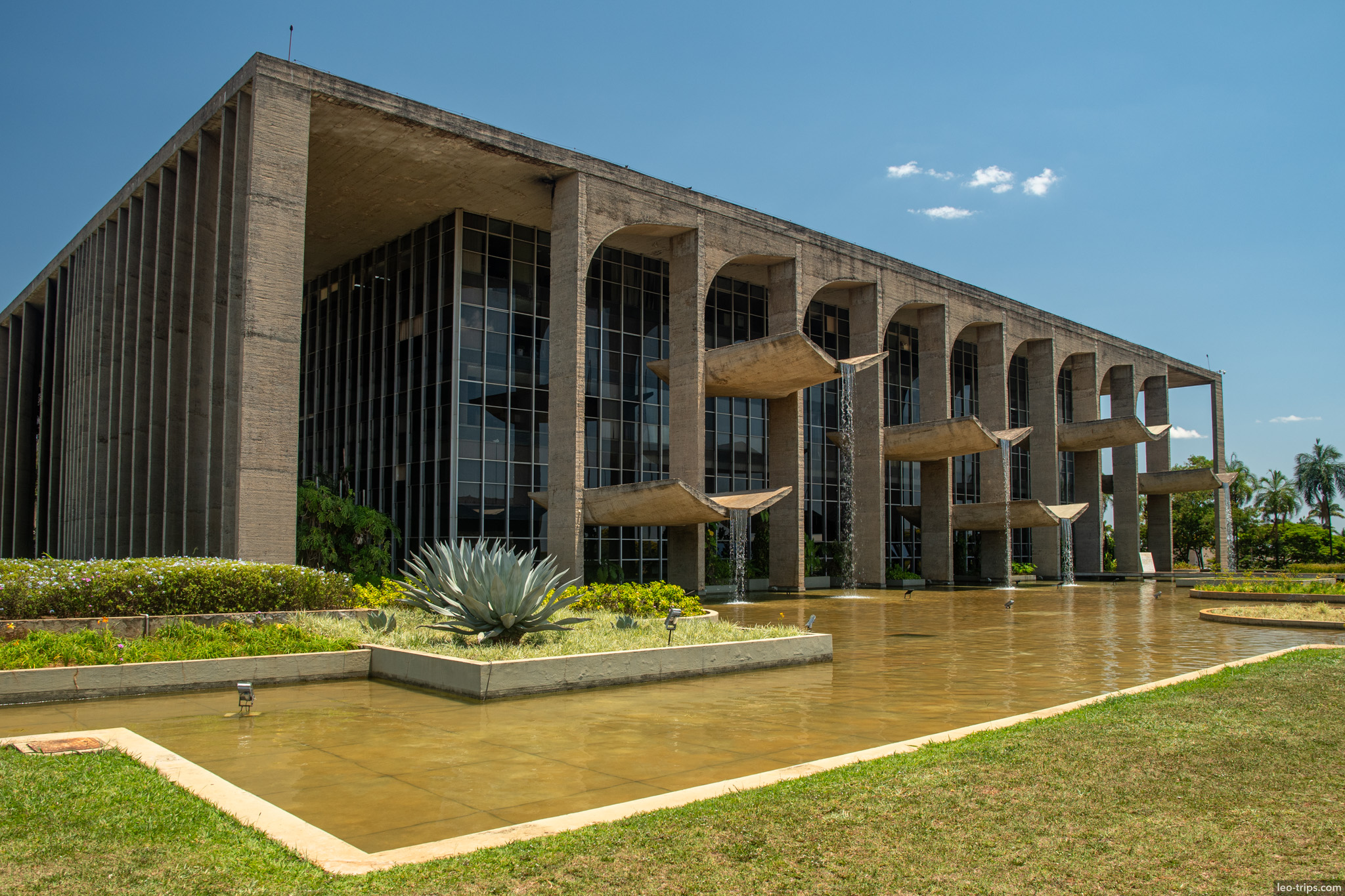 palacio da justica arches water cascades brasilia