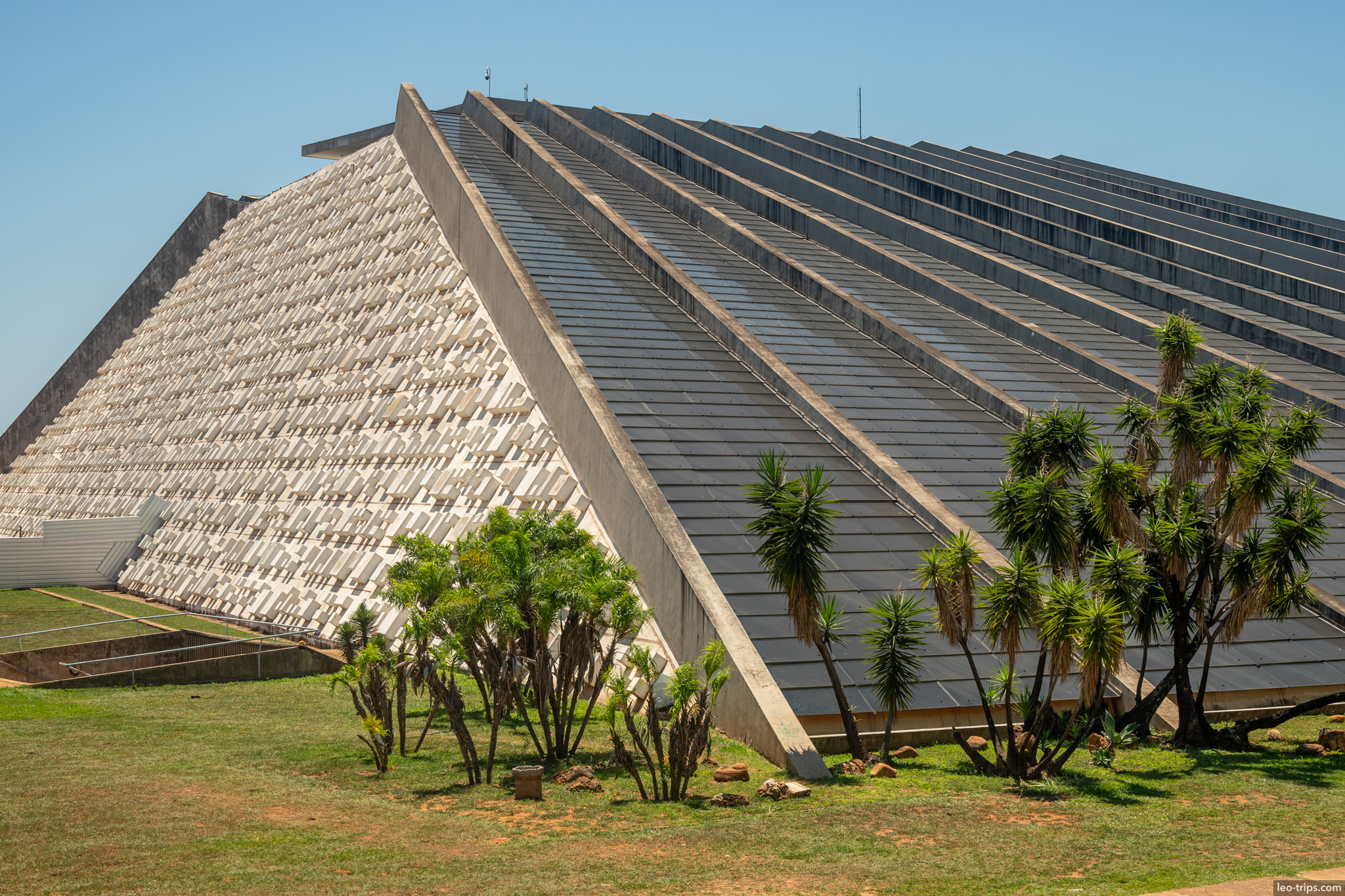teatro nacional claudio santoro pyramid brasilia