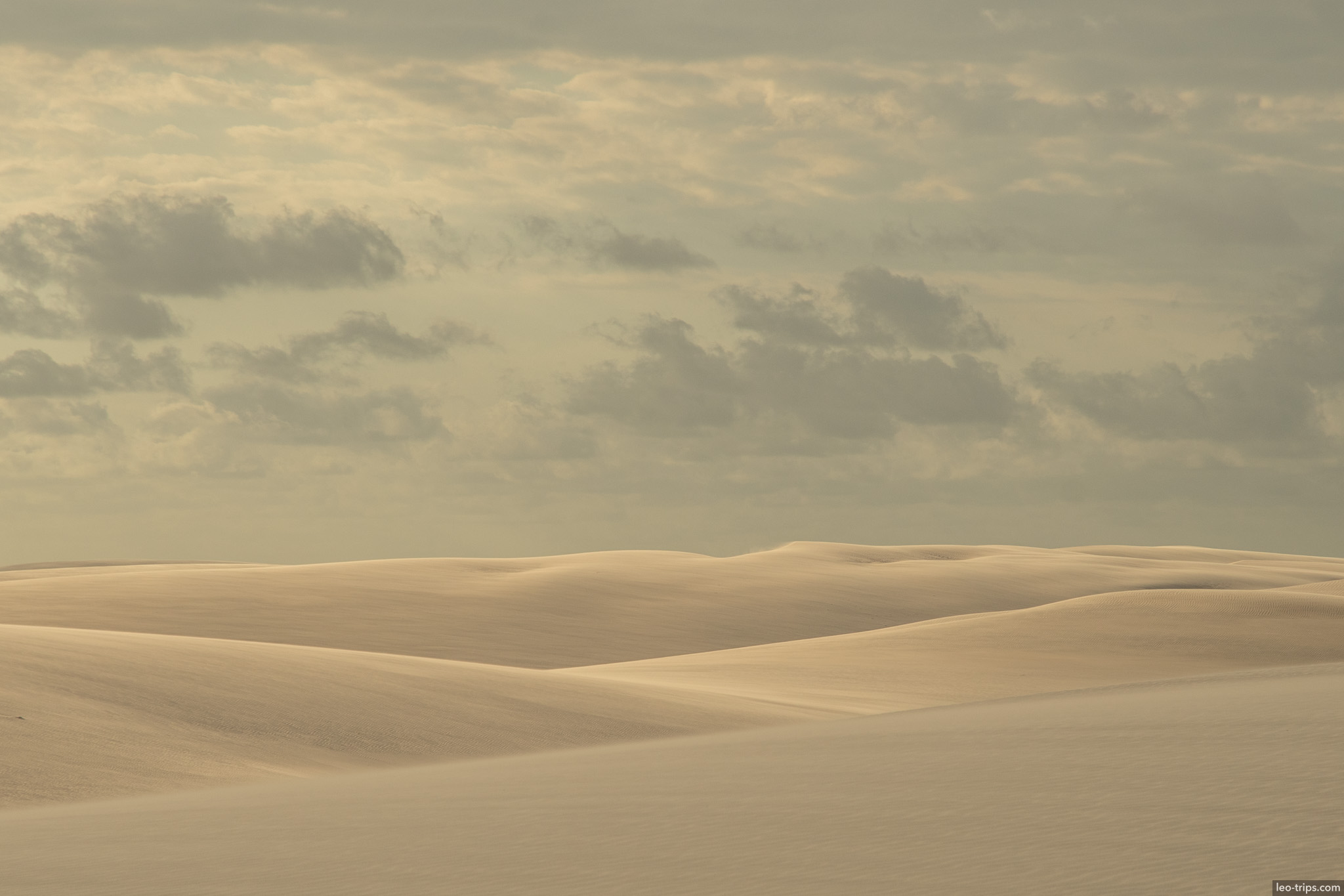 rolling dunes hazy horizon lencois lencois maranhenses