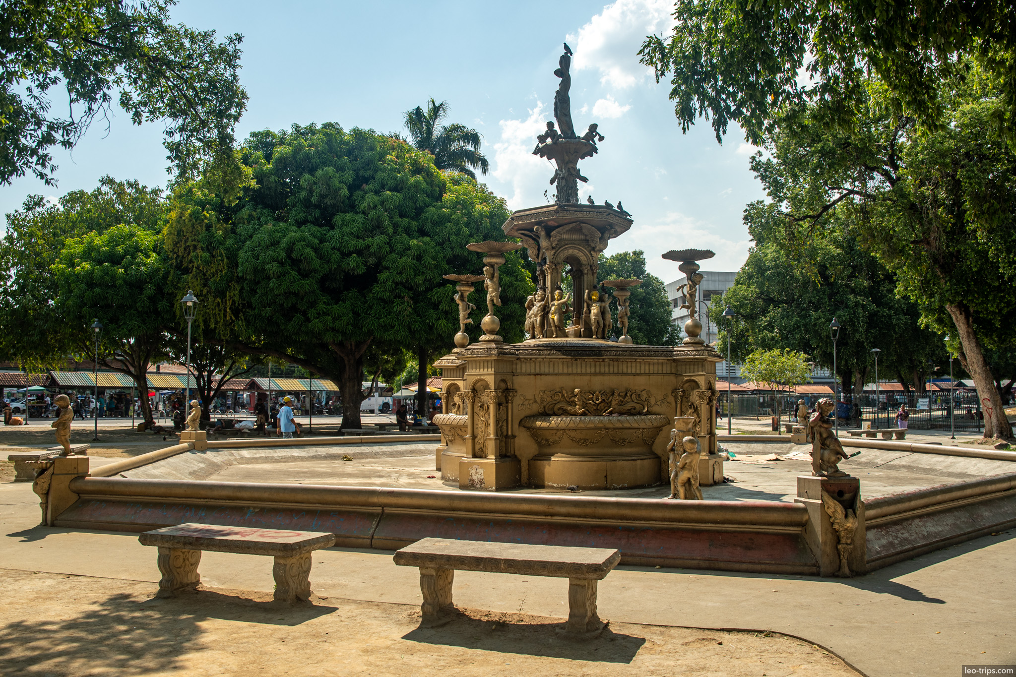 An ornate, cast-iron fountain located in Praça Heliodoro Balbi (also known as Praça da Polícia), a peaceful green spot in the city