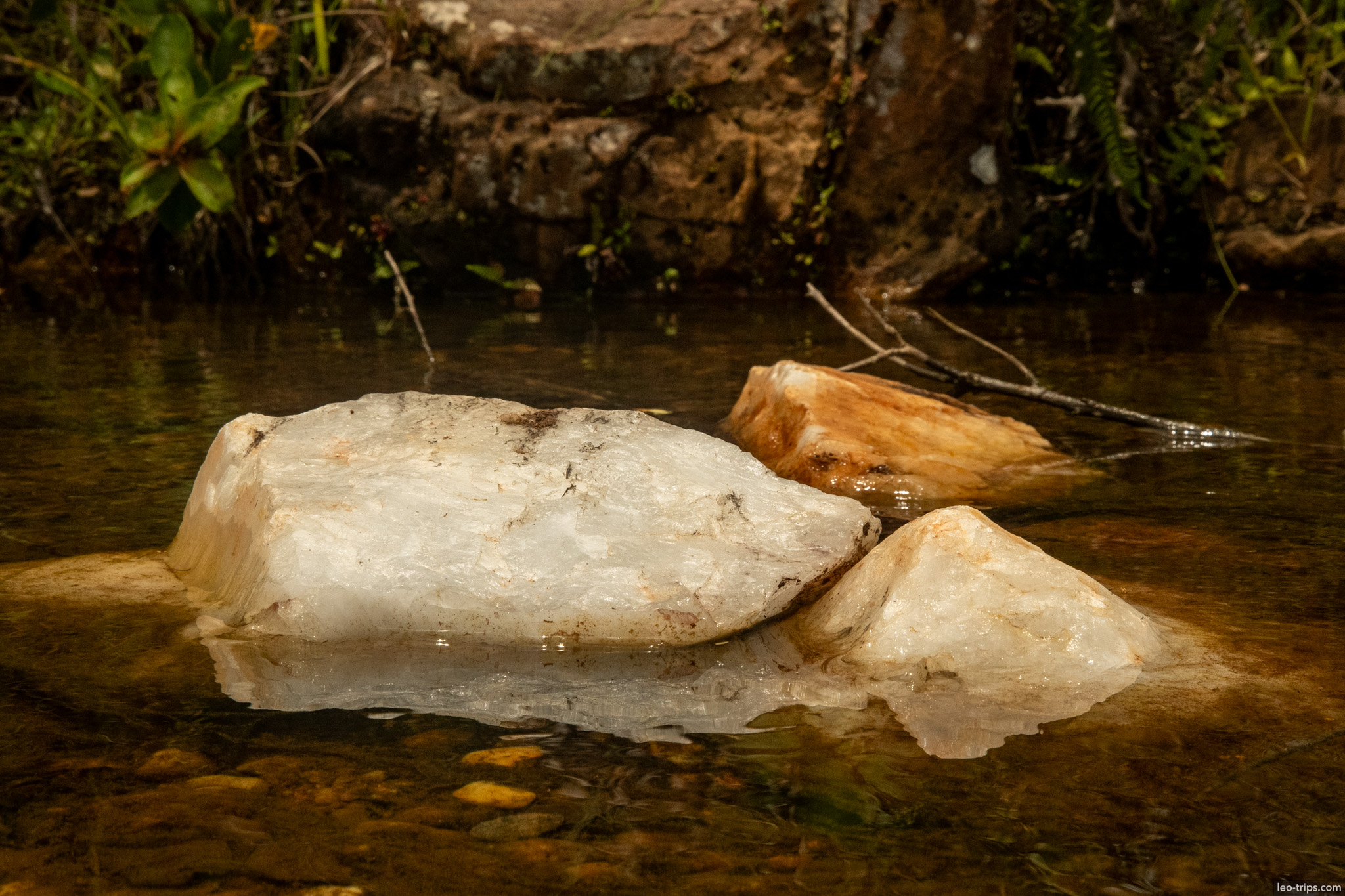 white quartz rocks in clear stream parque nacional de brasilia