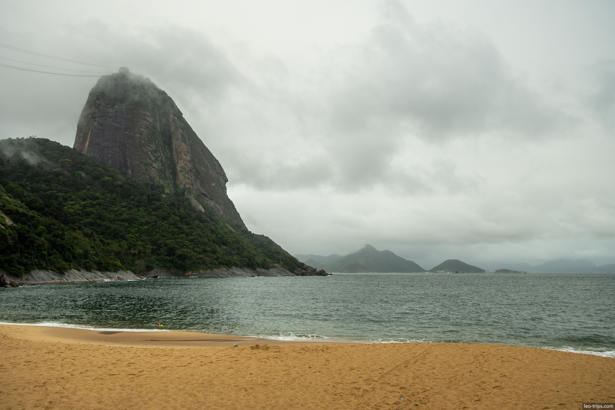 praia vermelha beach sugarloaf mountain cloudy rio de janeiro