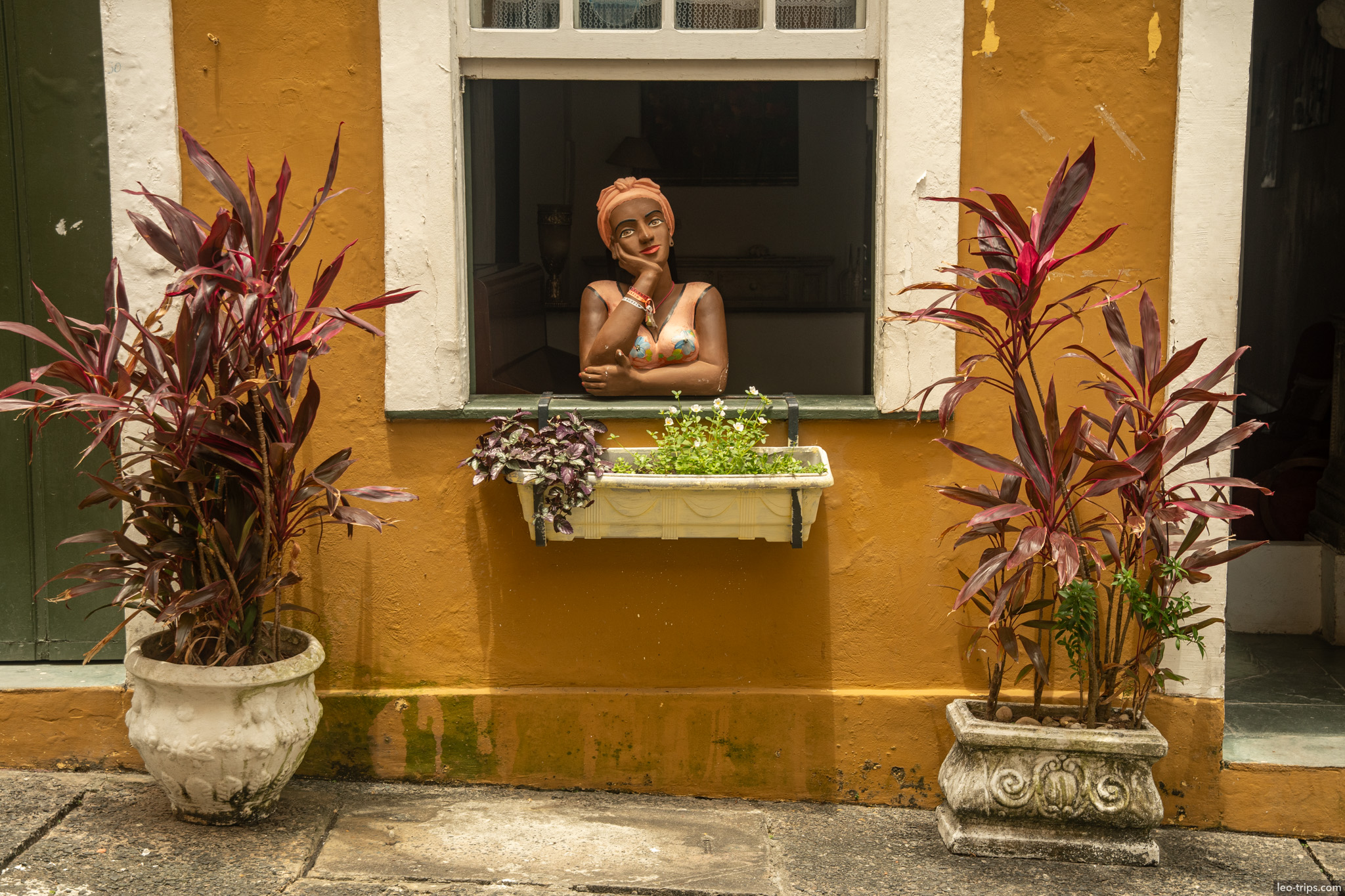 baiana ceramic figure window yellow house pelourinho salvador