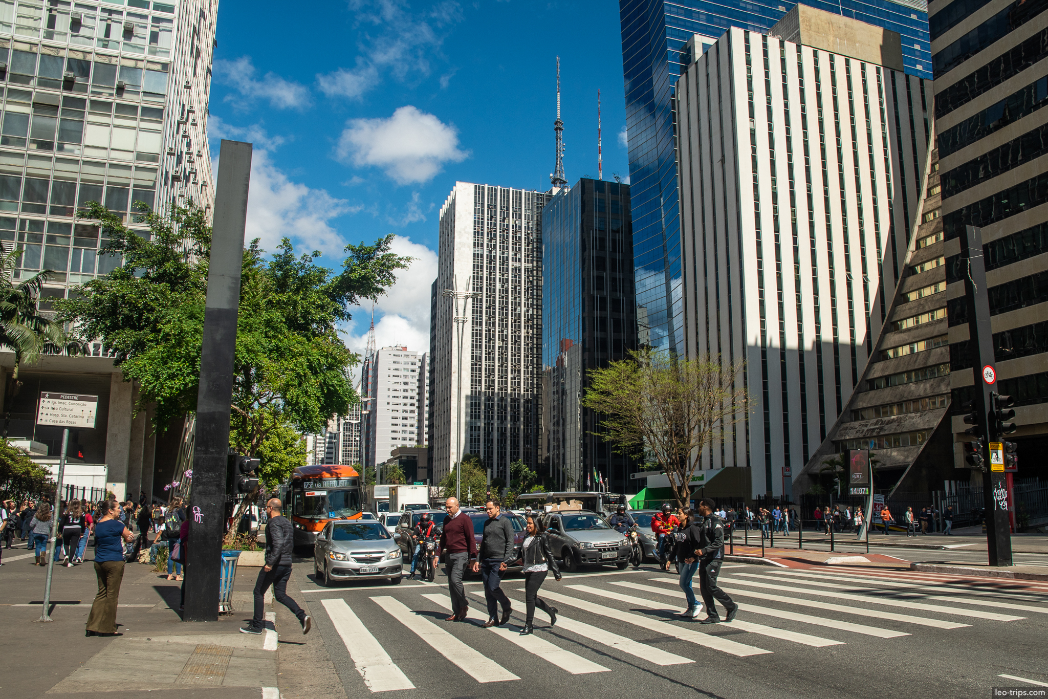 avenida paulista busy intersection sao paulo