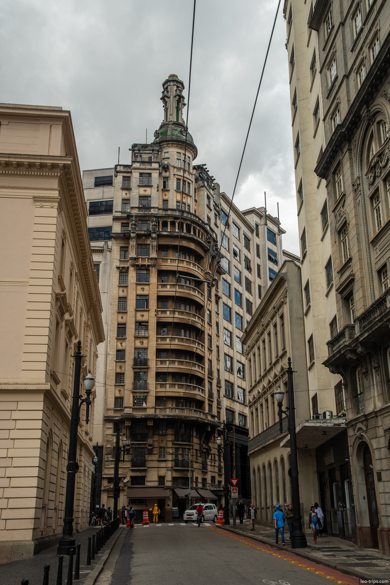 curved building narrow street sao paulo