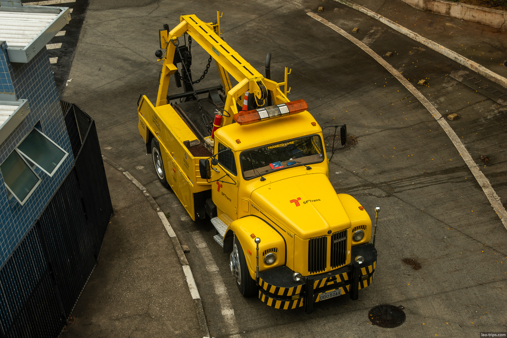 yellow tow truck aerial view sao paulo